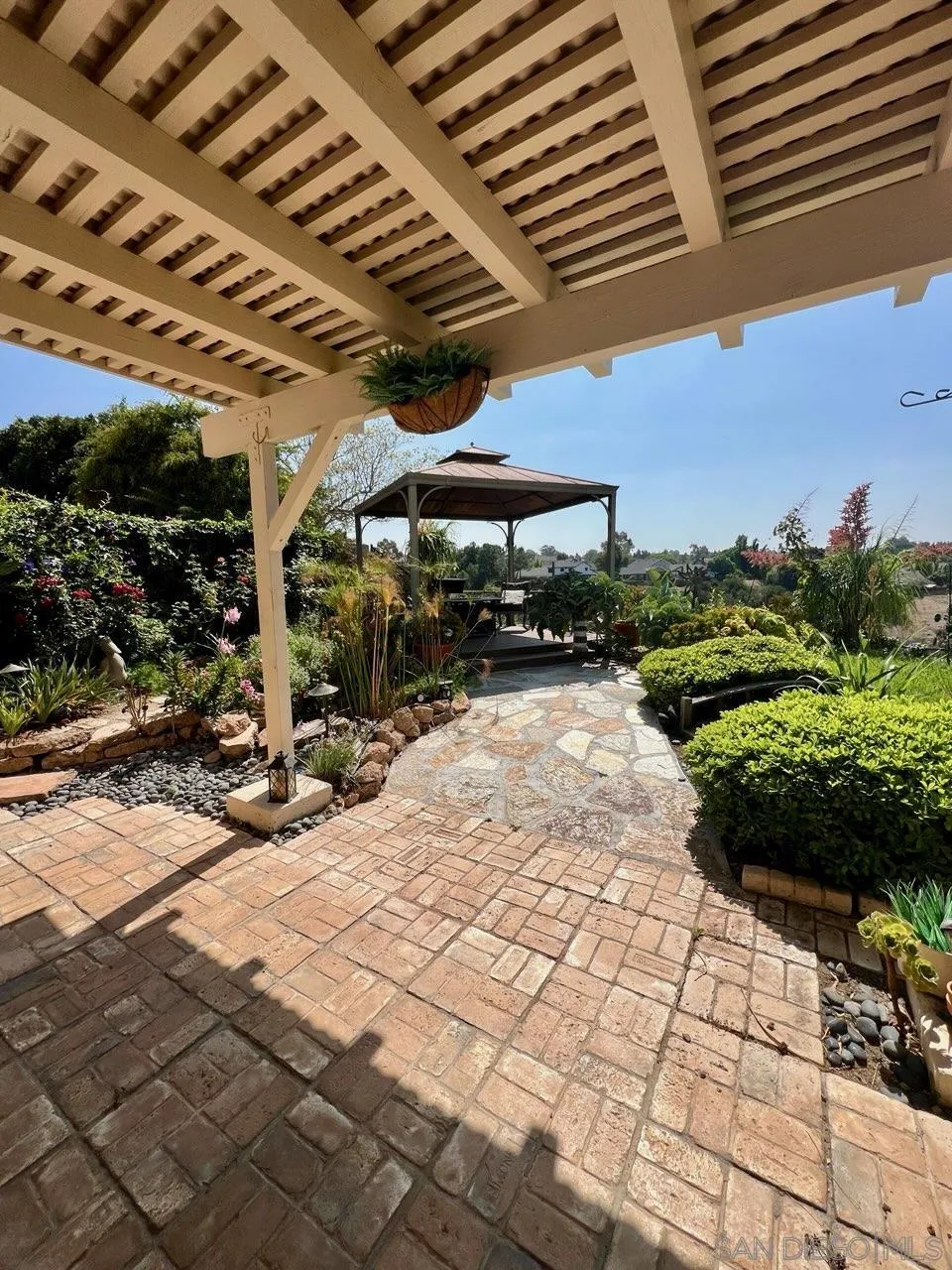 https://cdn.realtyfeed.com/cdn/127/250037002/e58608368ea42397b77feff3f33c7b72.webp