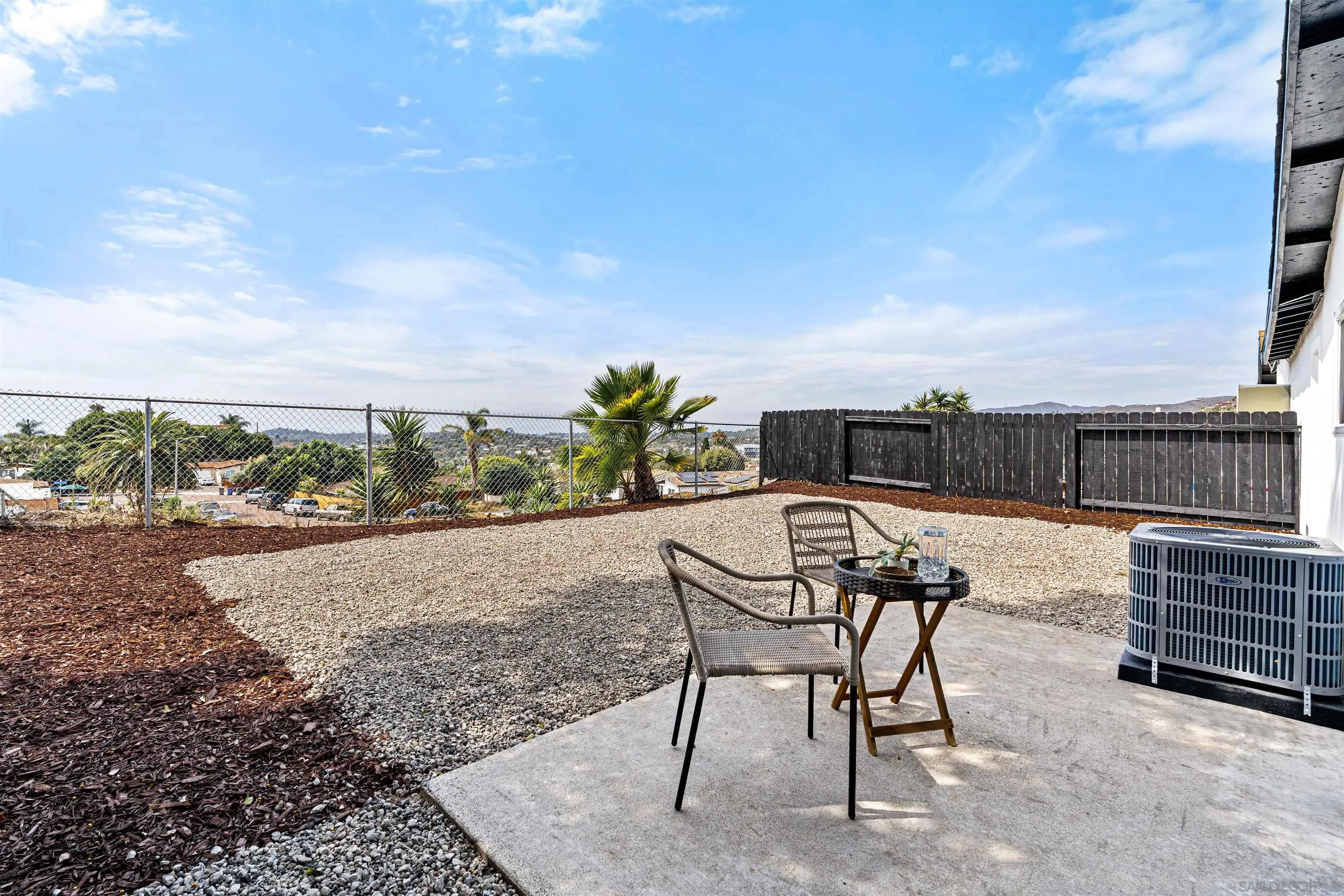 https://cdn.realtyfeed.com/cdn/127/250037003/1225d79a2c0cd81106fc7d0373cc3e70.webp