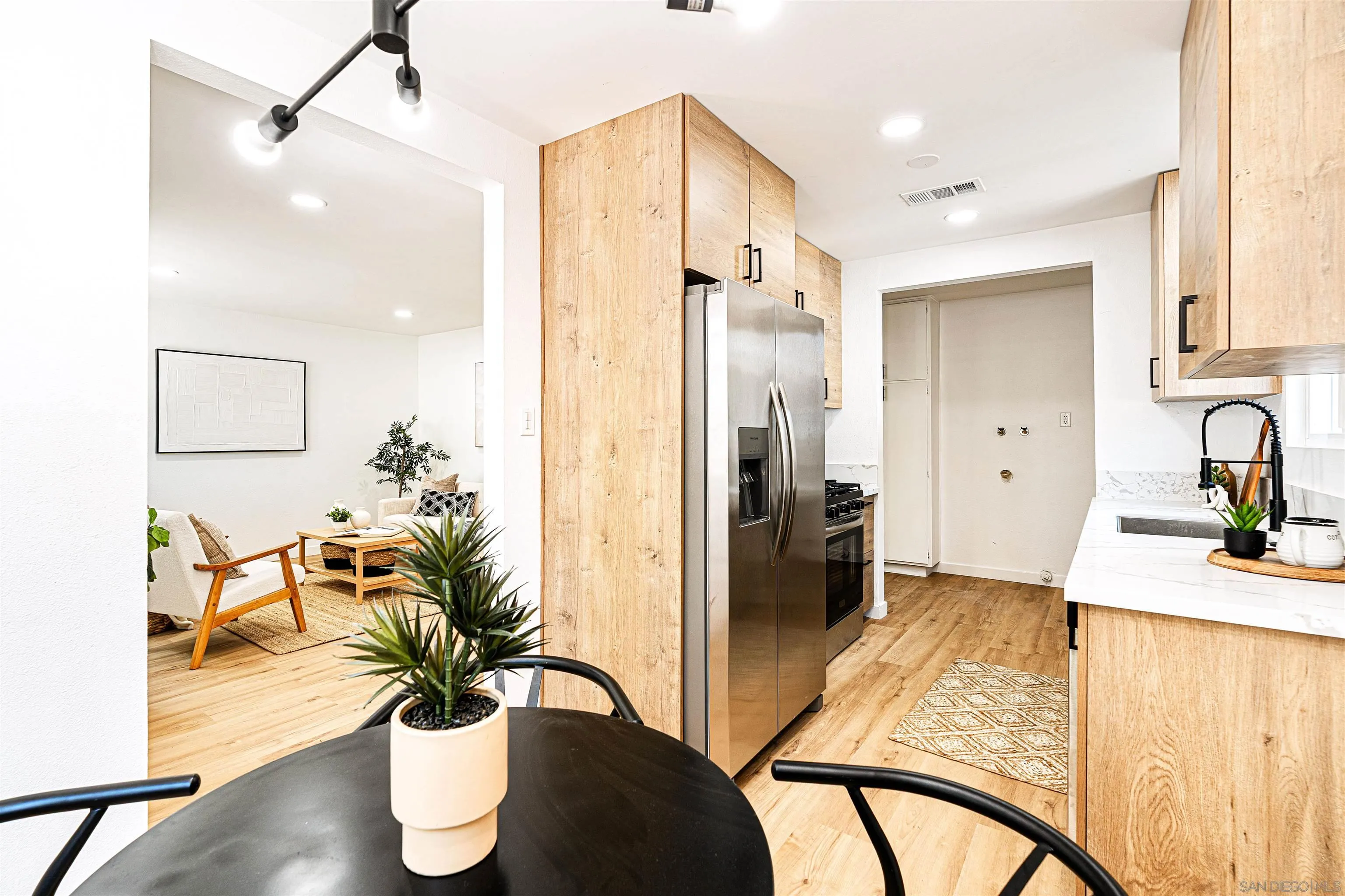 https://cdn.realtyfeed.com/cdn/127/250037003/94e9d3f2e3b34810f6974a76efc91de2.webp