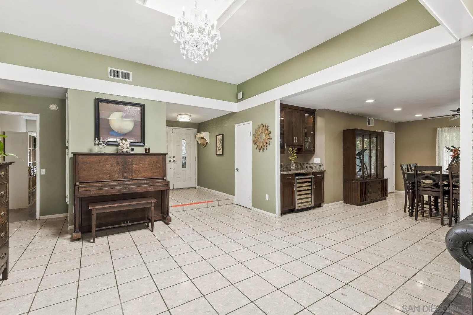 https://cdn.realtyfeed.com/cdn/127/250037004/c4ea868ef9fc68a11922d8713894841d.webp