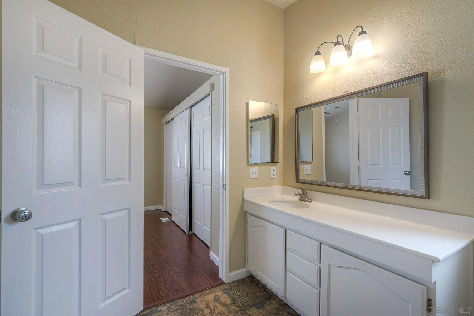 https://cdn.realtyfeed.com/cdn/127/250037005/72f32d2c59fddbbb2b9e5f047683128c.webp