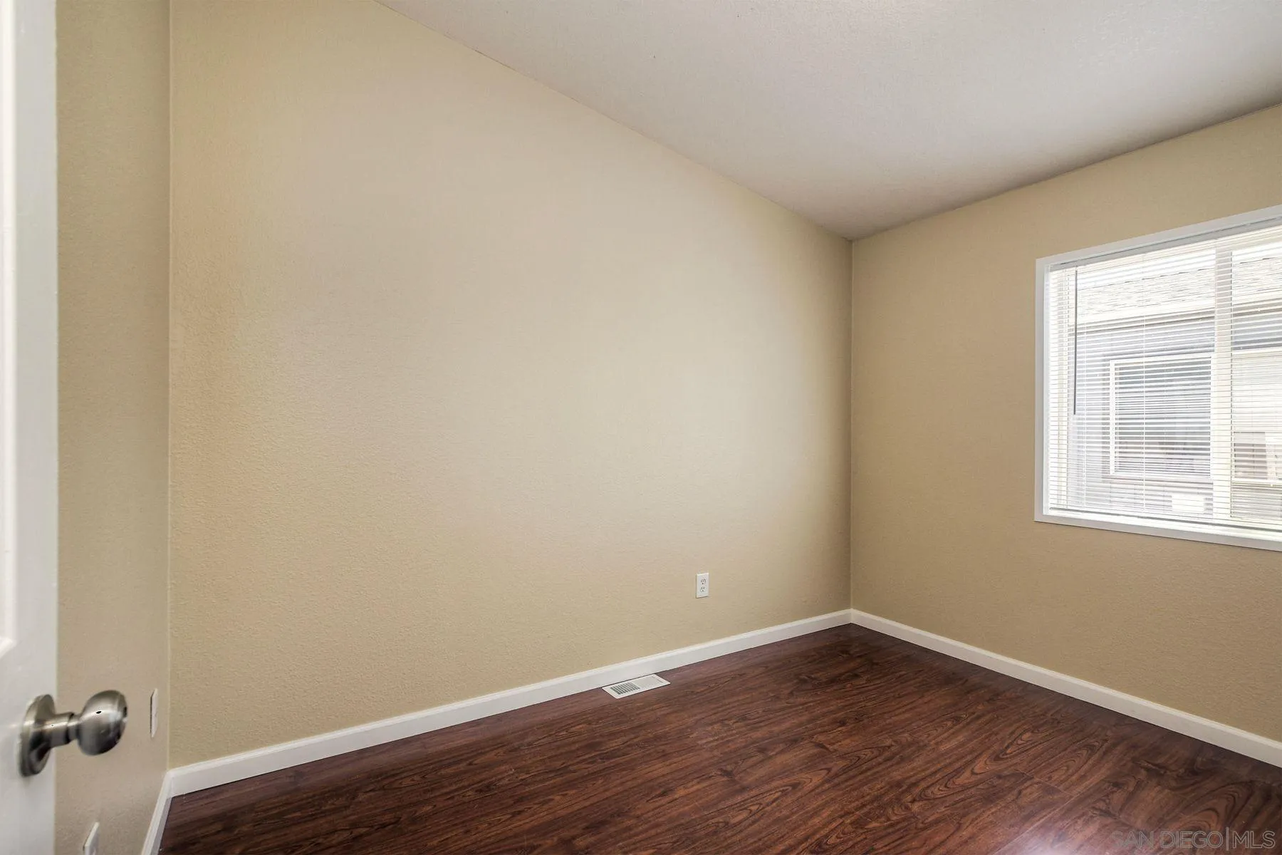 https://cdn.realtyfeed.com/cdn/127/250037005/92ad6660729709486cc56c43785da3fb.webp