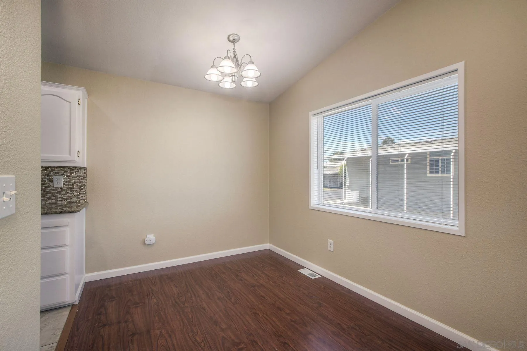 https://cdn.realtyfeed.com/cdn/127/250037005/952ae23538840ddca2a8816ad94691b7.webp