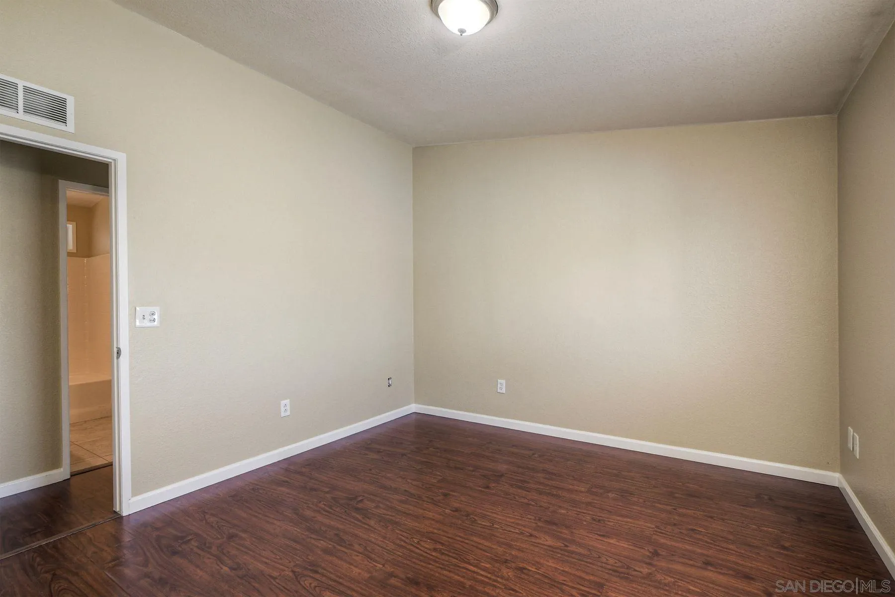 https://cdn.realtyfeed.com/cdn/127/250037005/a1eea788f19dcae15e0d9a1f65eb1937.webp