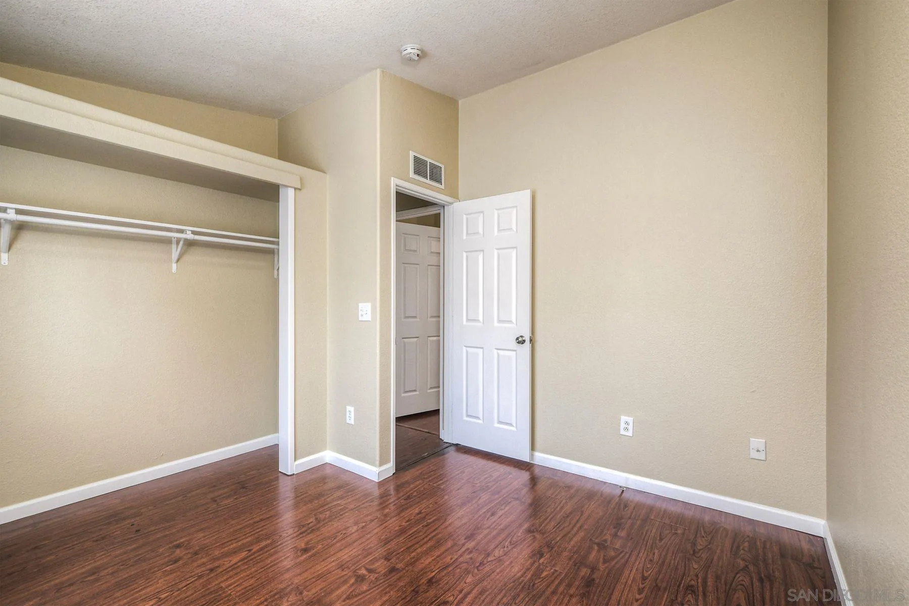 https://cdn.realtyfeed.com/cdn/127/250037005/f8d2521d73a95edd4031986b05e83582.webp