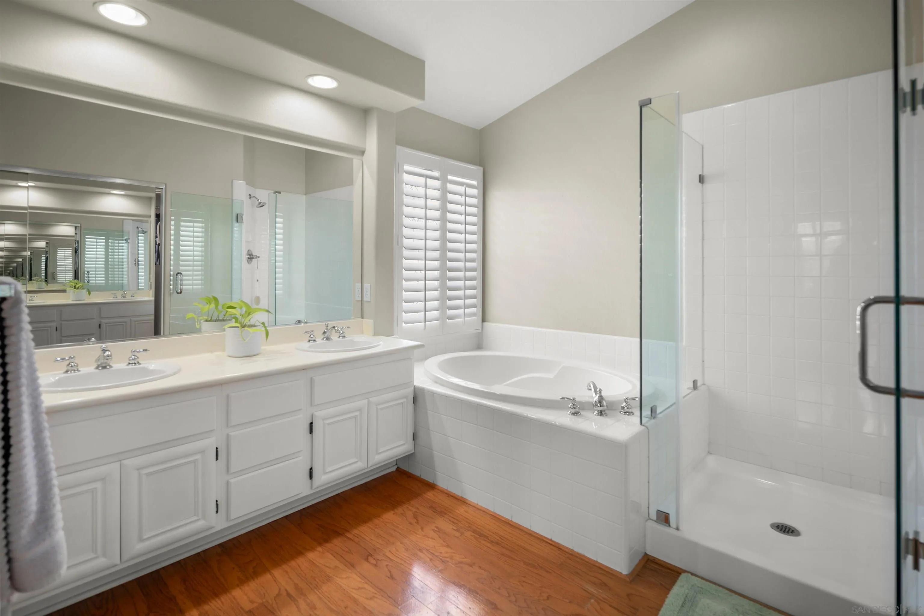 https://cdn.realtyfeed.com/cdn/127/250037019/956a67a8dfe3b8401401f60c956418ed.webp