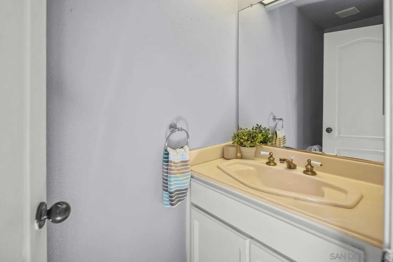 https://cdn.realtyfeed.com/cdn/127/250037020/0cdc444430a0c94bcaa96f1052b45458.webp