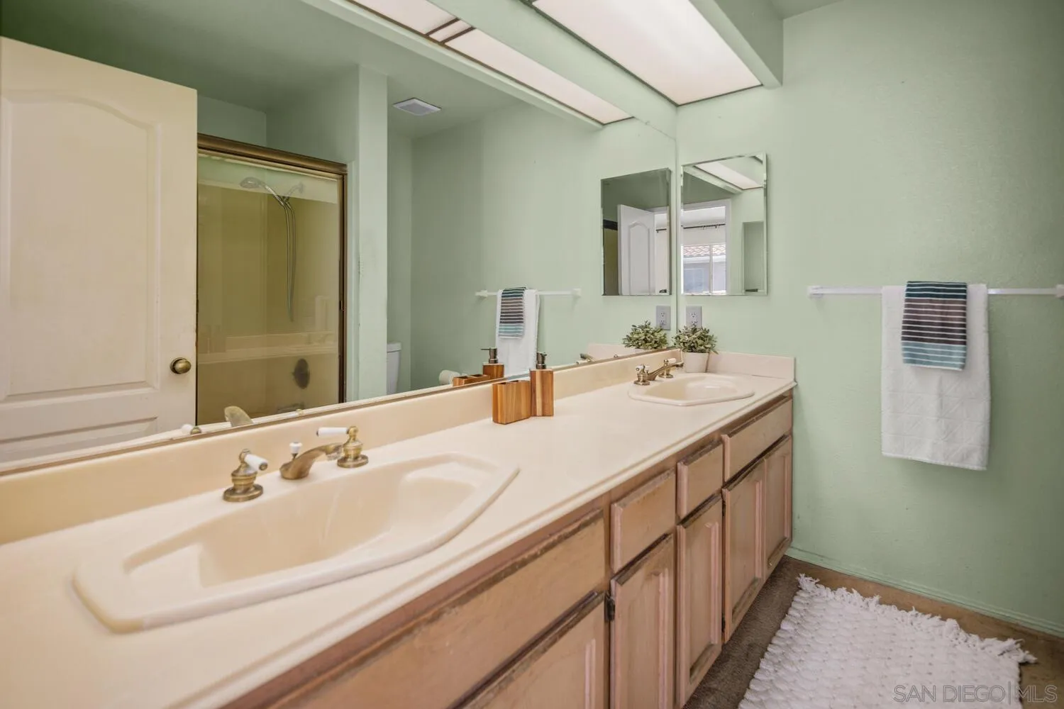 https://cdn.realtyfeed.com/cdn/127/250037020/7f1b688a12235f72828a3376dd56c7ba.webp