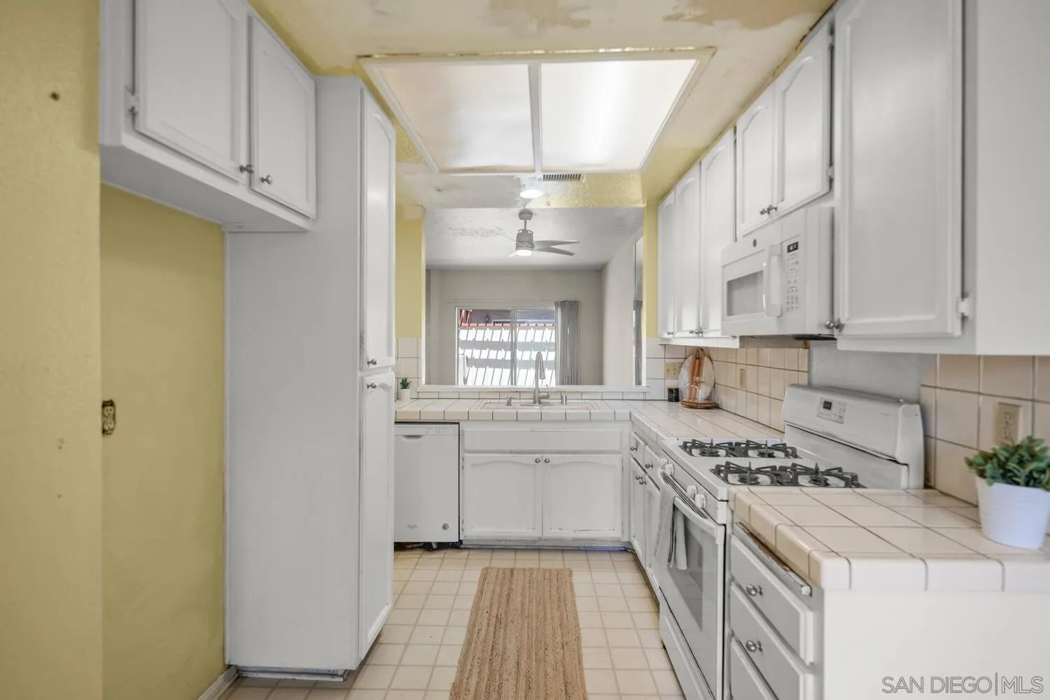 https://cdn.realtyfeed.com/cdn/127/250037020/c32f94d527497b49f4aefa42fc75800f.webp