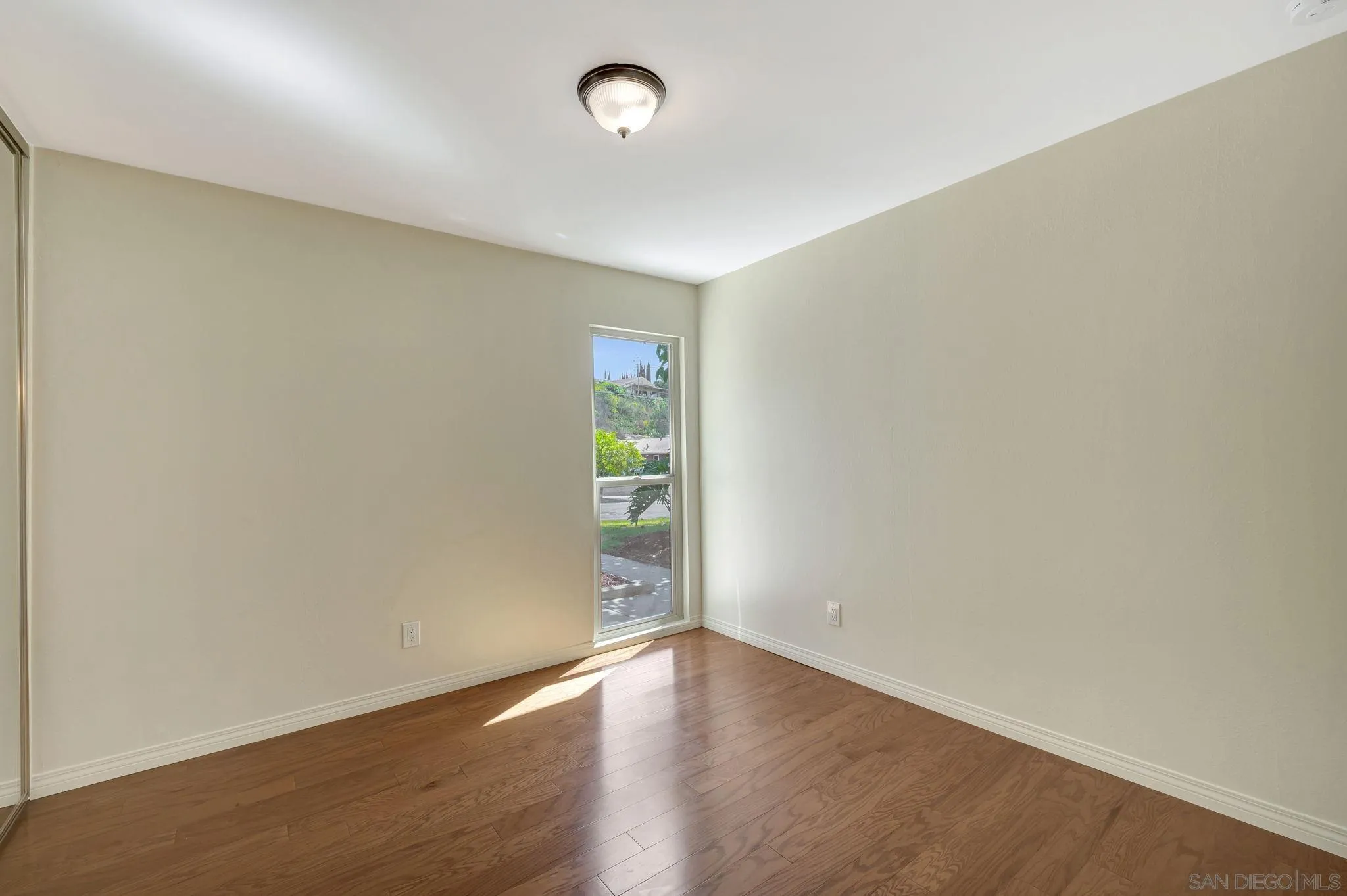 https://cdn.realtyfeed.com/cdn/127/250037021/1d5efedc03041f8ec0d1ac0d75b1d9d7.webp