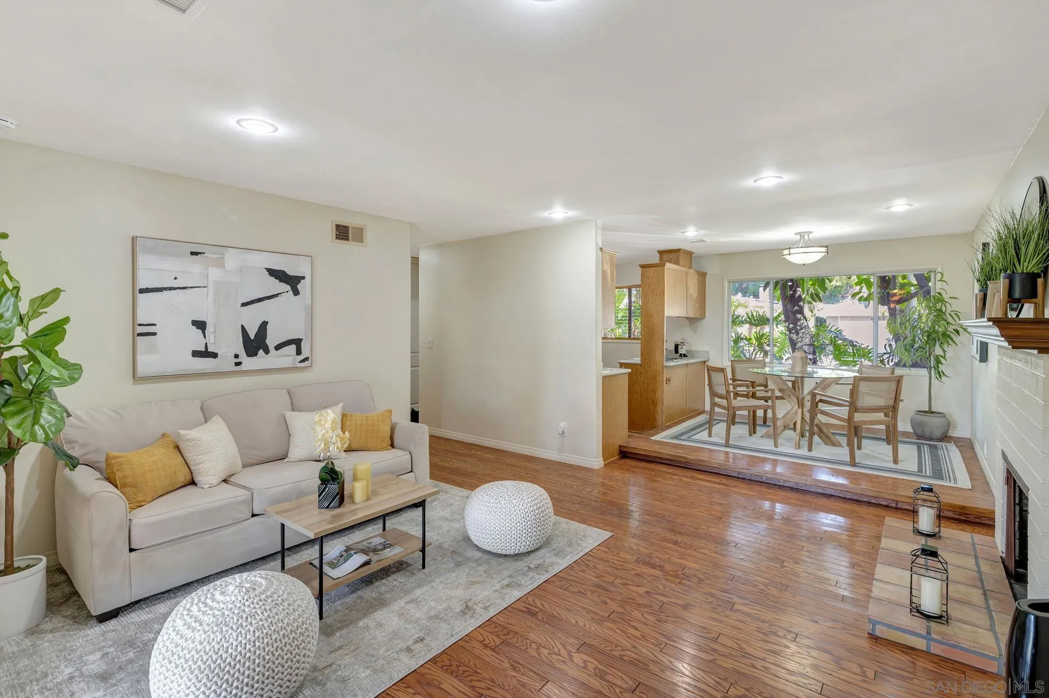 https://cdn.realtyfeed.com/cdn/127/250037021/81ac7d62f61211bfc3c58873e08d2278.webp