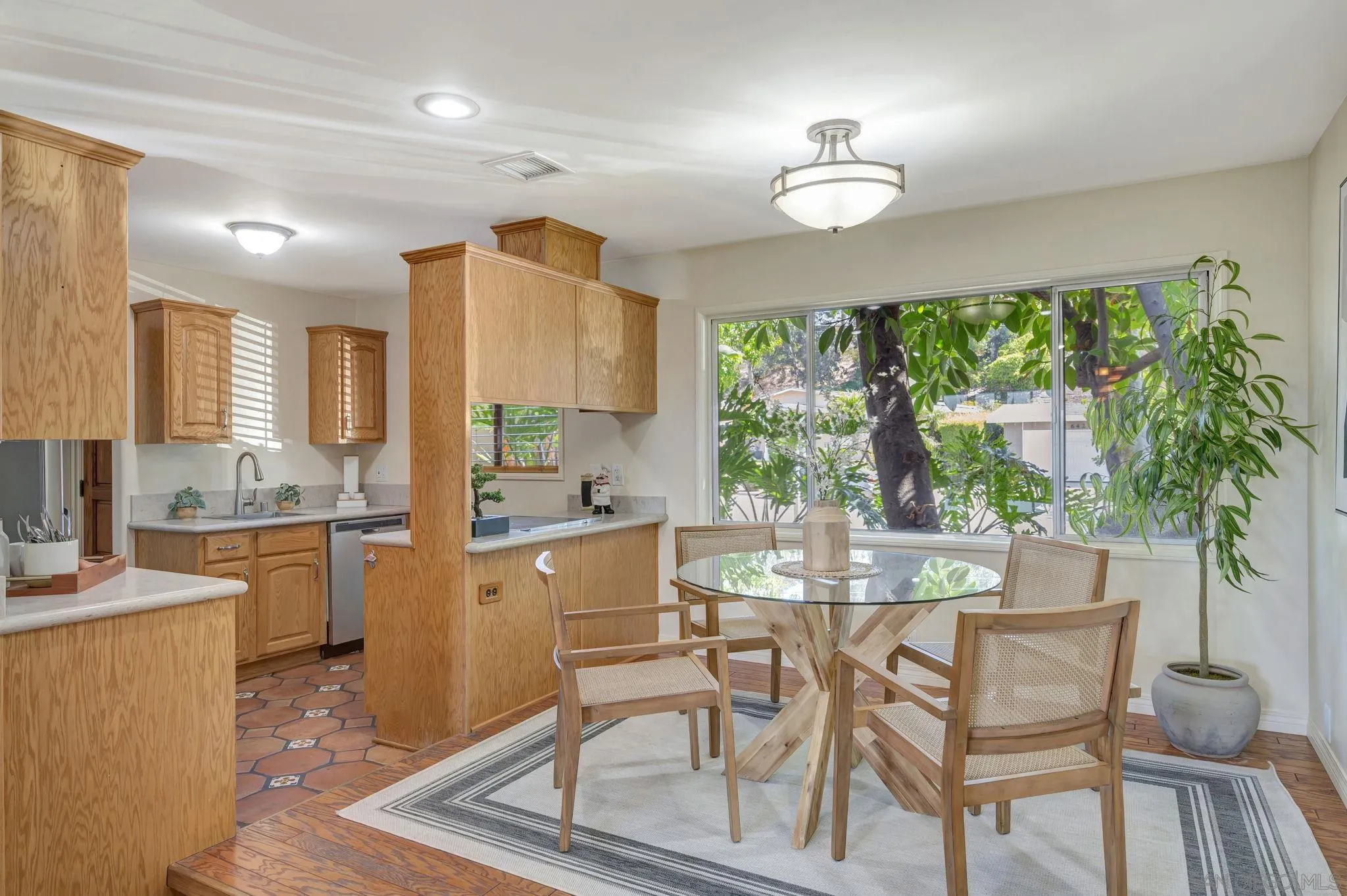 https://cdn.realtyfeed.com/cdn/127/250037021/f19a0006c9112db1f4fbc05a6be56ef3.webp