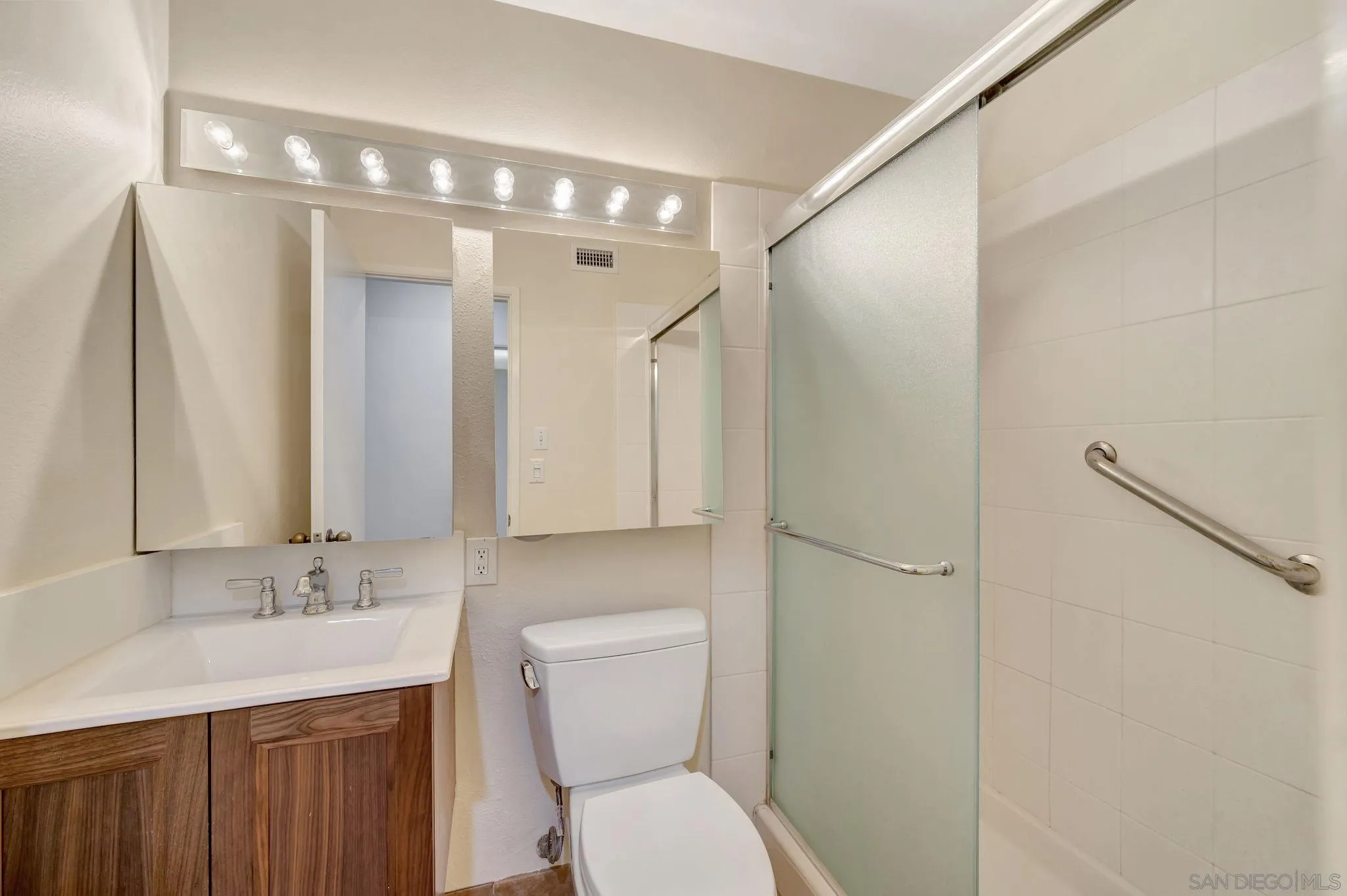 https://cdn.realtyfeed.com/cdn/127/250037021/fd7b9fc8ddd501b6913bcdfddd2cc2c0.webp
