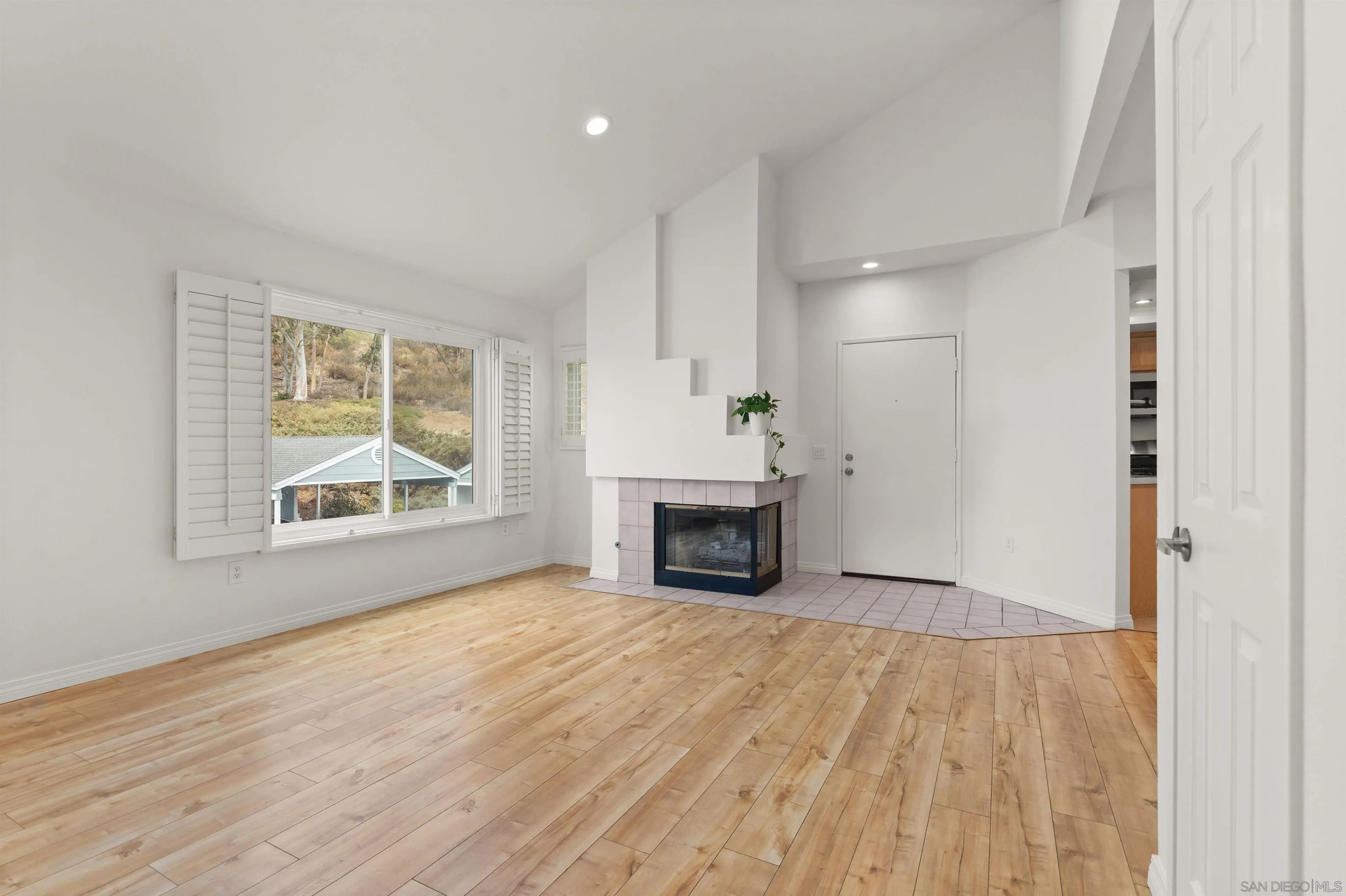 https://cdn.realtyfeed.com/cdn/127/250037027/5edebb5120218229168b0792d6f74a8c.webp
