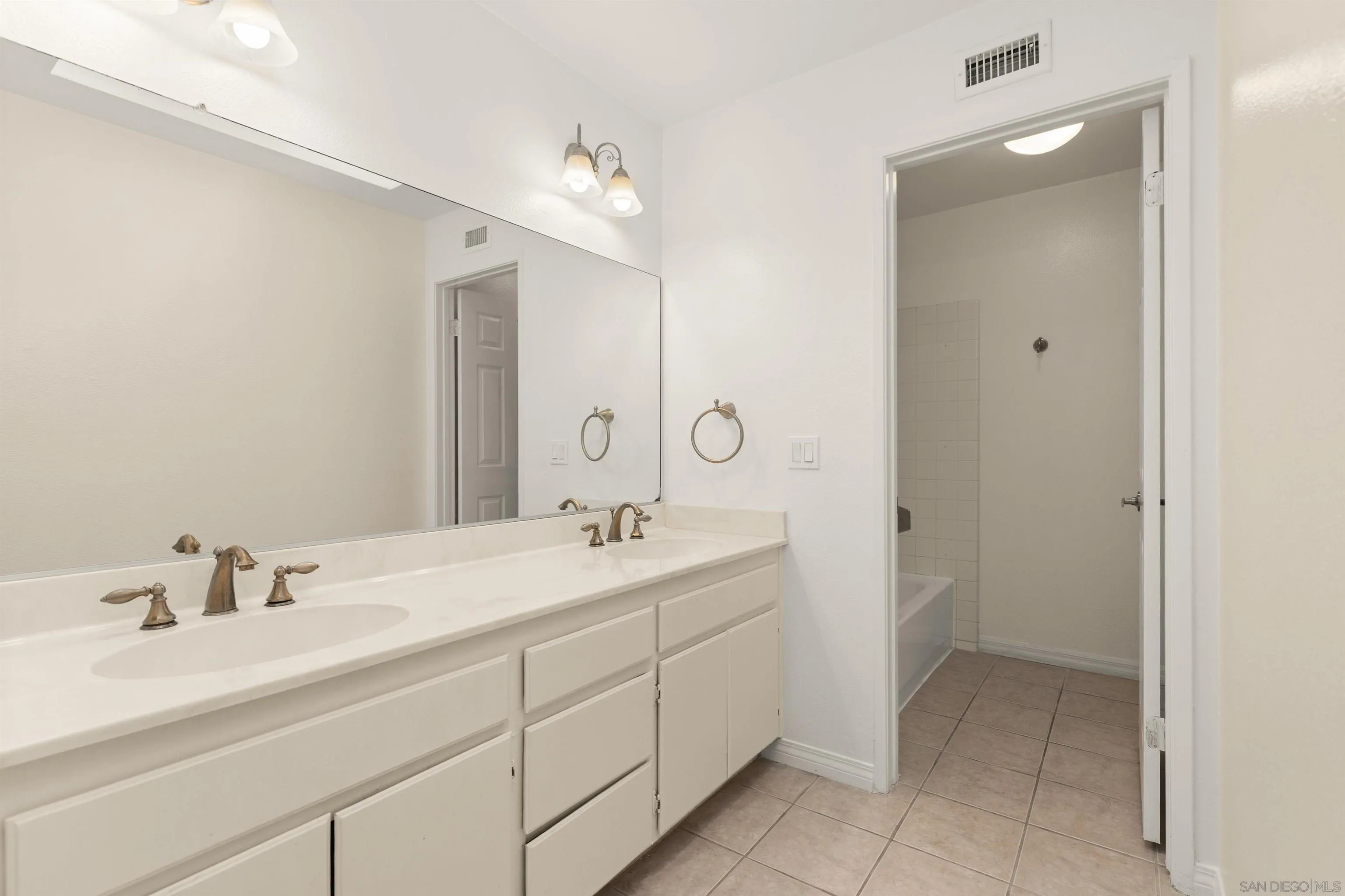 https://cdn.realtyfeed.com/cdn/127/250037027/b18fccc7090874229faddc0f727de887.webp