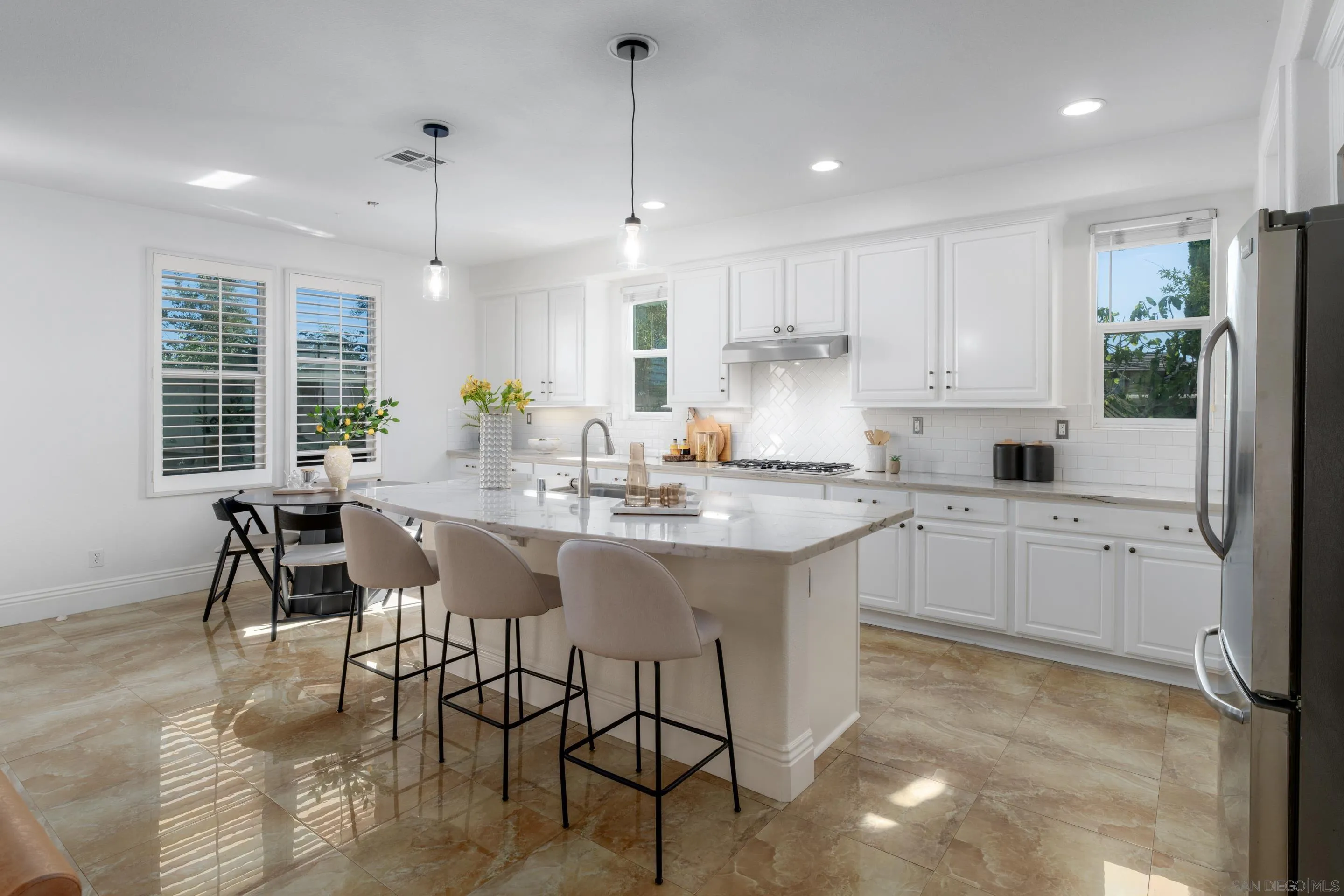 https://cdn.realtyfeed.com/cdn/127/250037034/00f570a05c8822482af95a93de09f447.webp