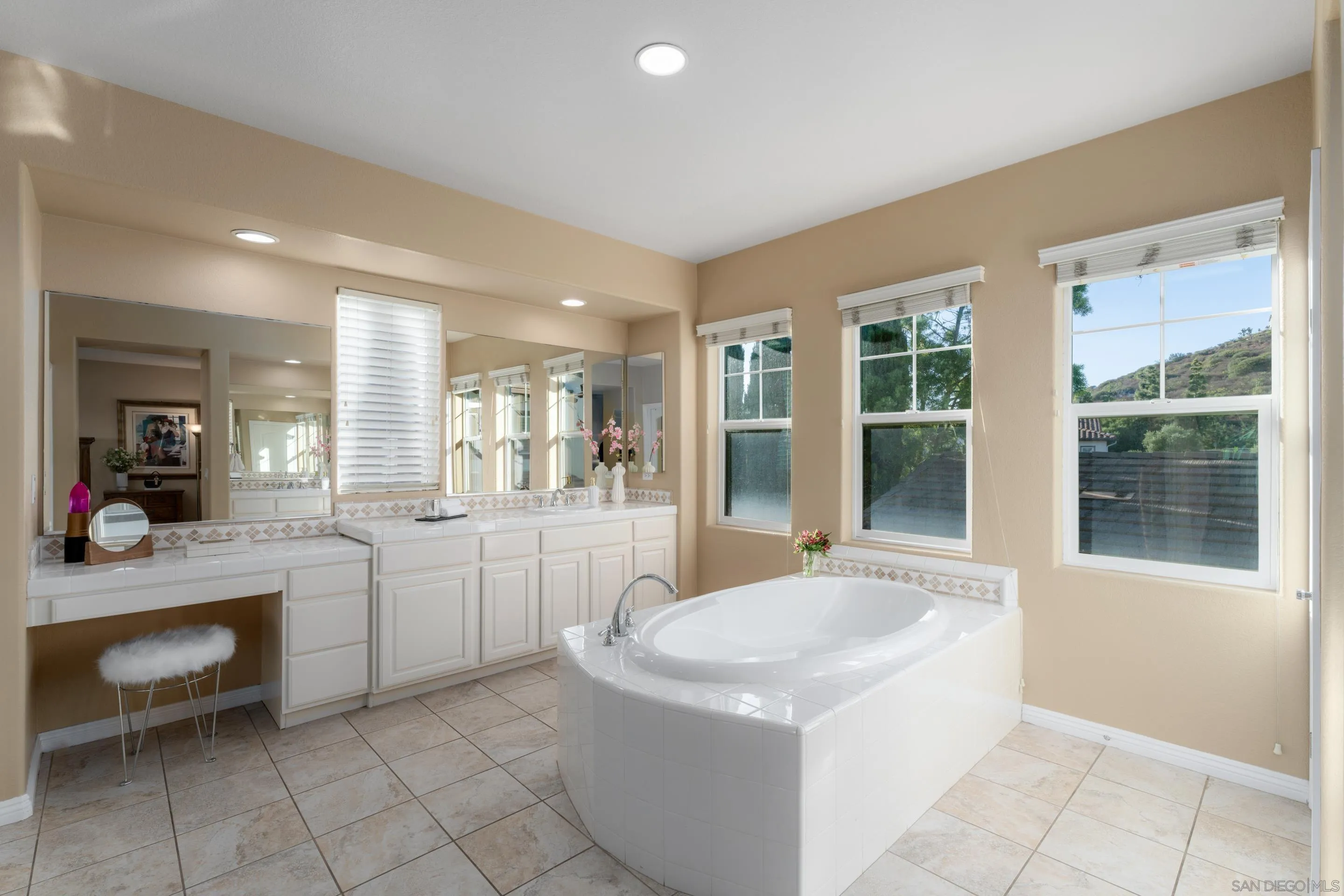 https://cdn.realtyfeed.com/cdn/127/250037034/0c2fc058afb68ccfac6848e2181cbab1.webp