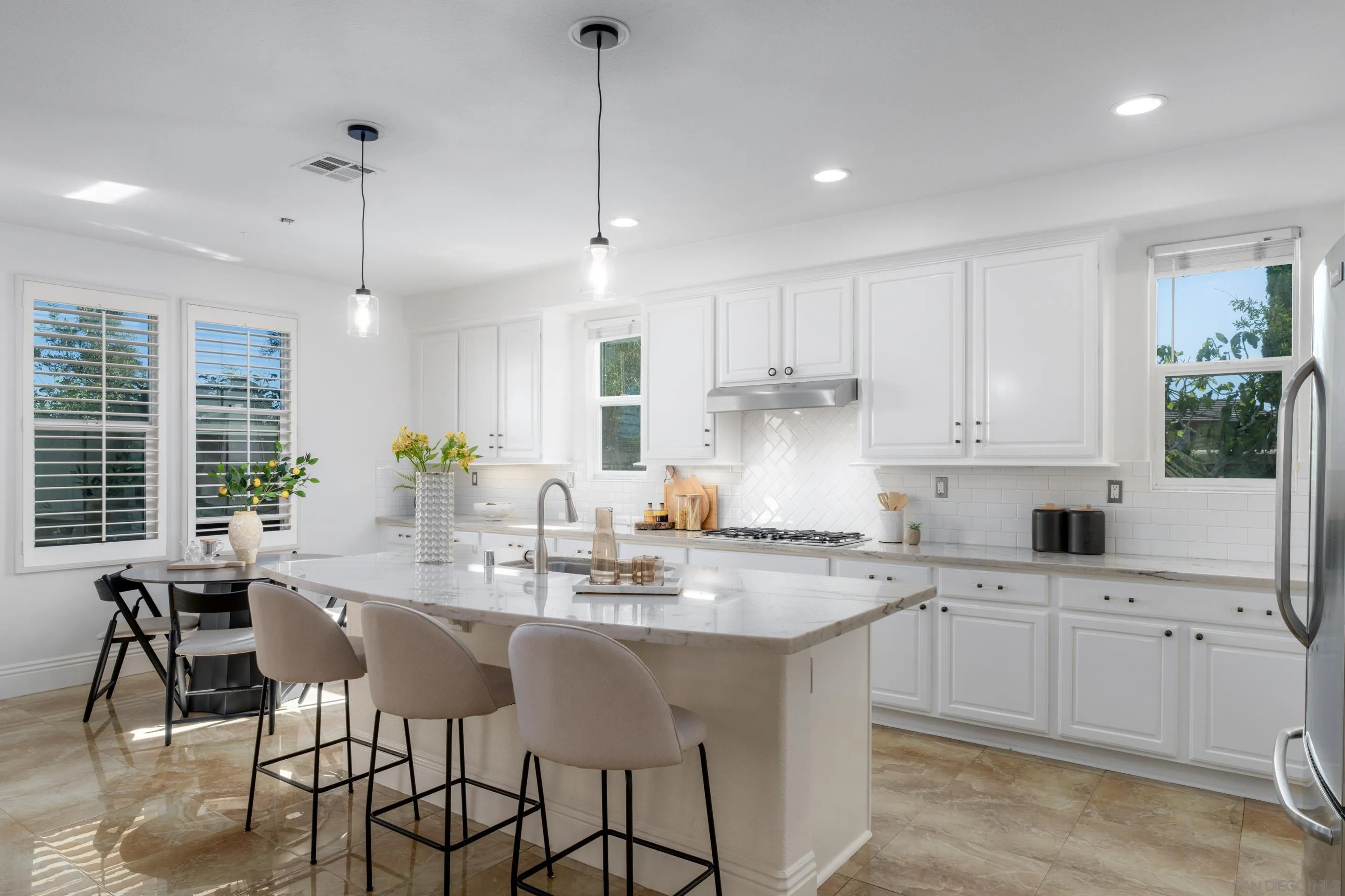 https://cdn.realtyfeed.com/cdn/127/250037034/4552442c1eeb2dce03a249066cedd785.webp