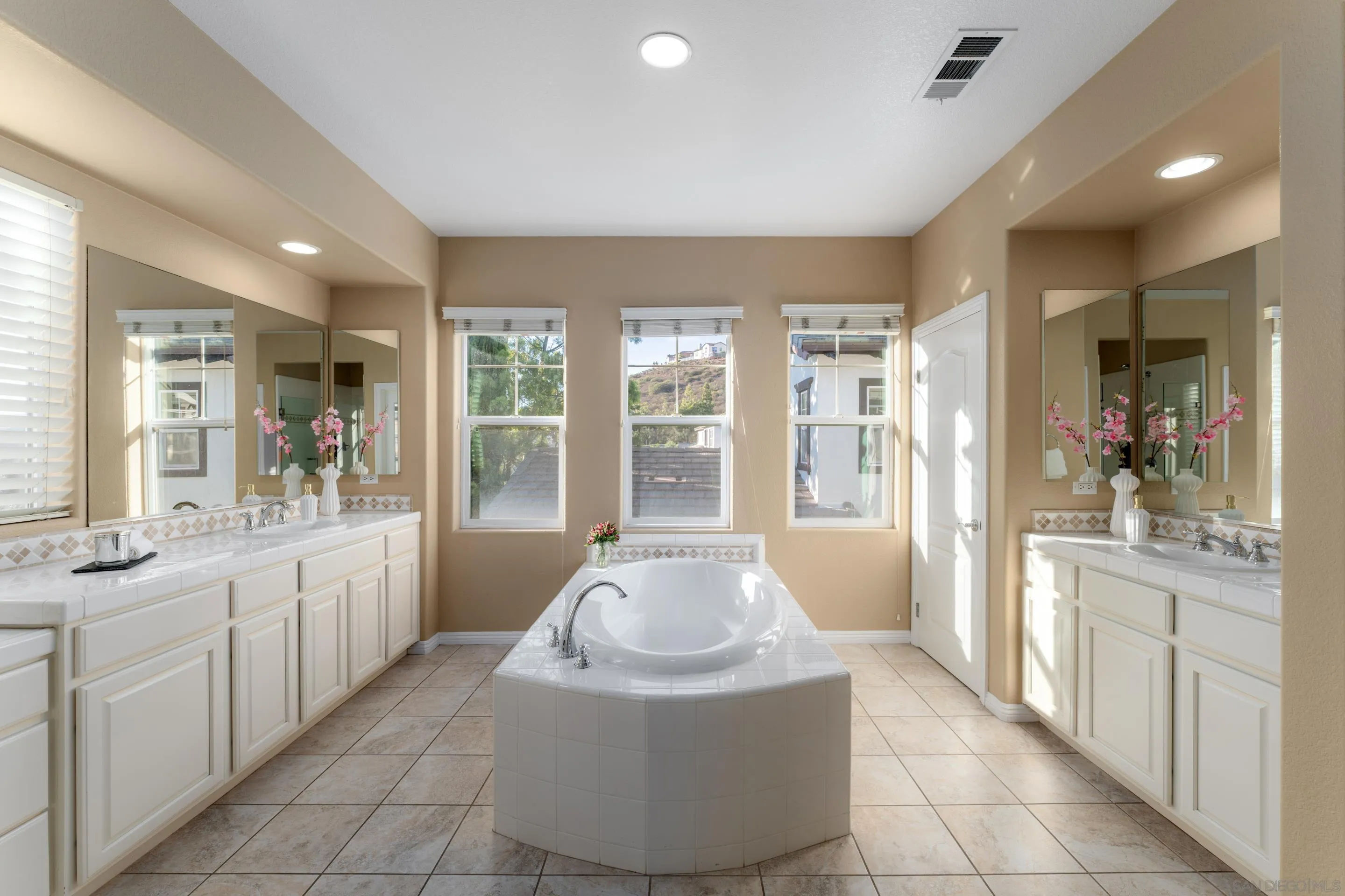 https://cdn.realtyfeed.com/cdn/127/250037034/d0e656c5b8db0922df5a5c5c041b44bd.webp