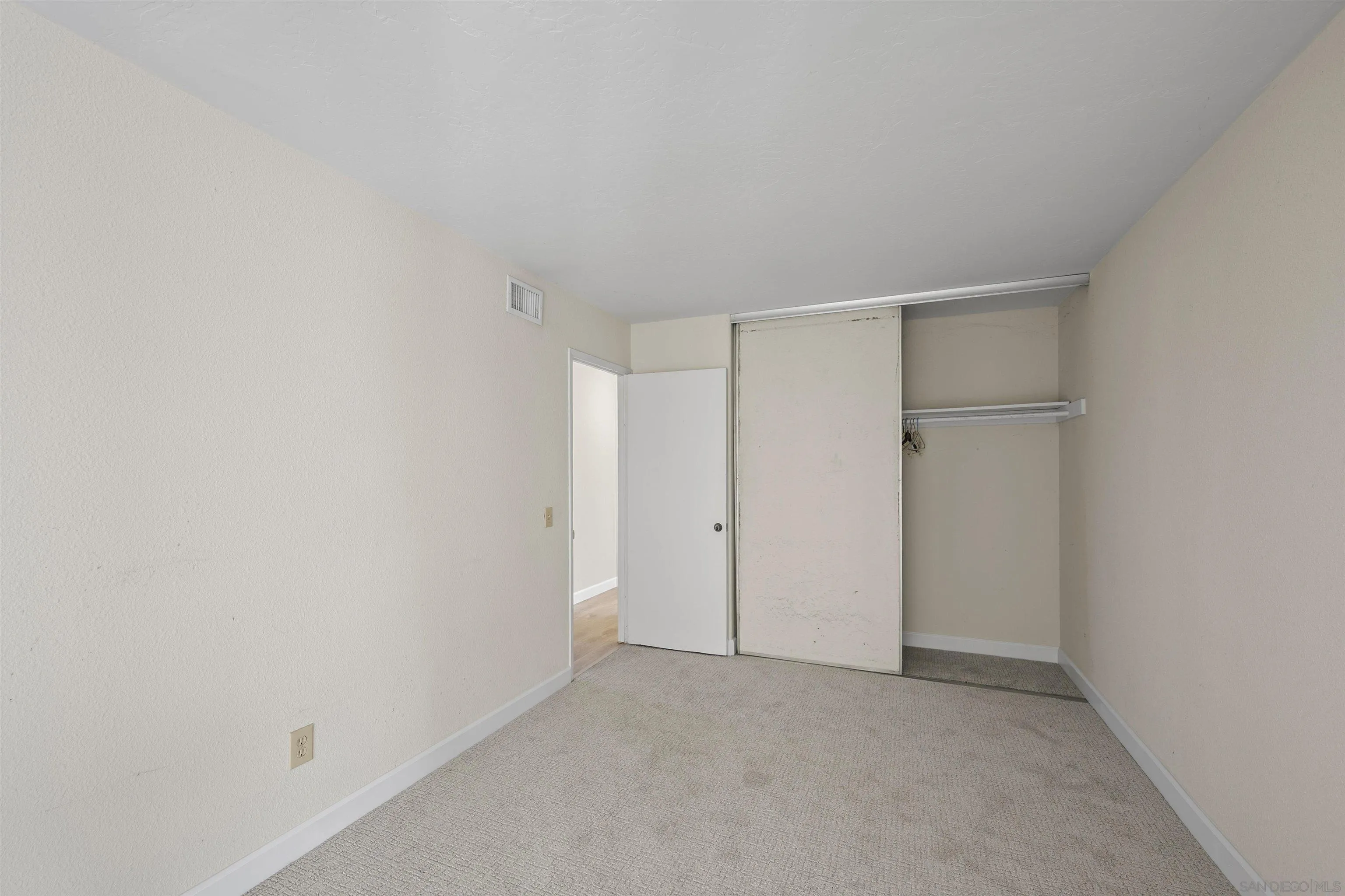 https://cdn.realtyfeed.com/cdn/127/250037037/2ed18e8f553a1bf5db58467c21180e62.webp