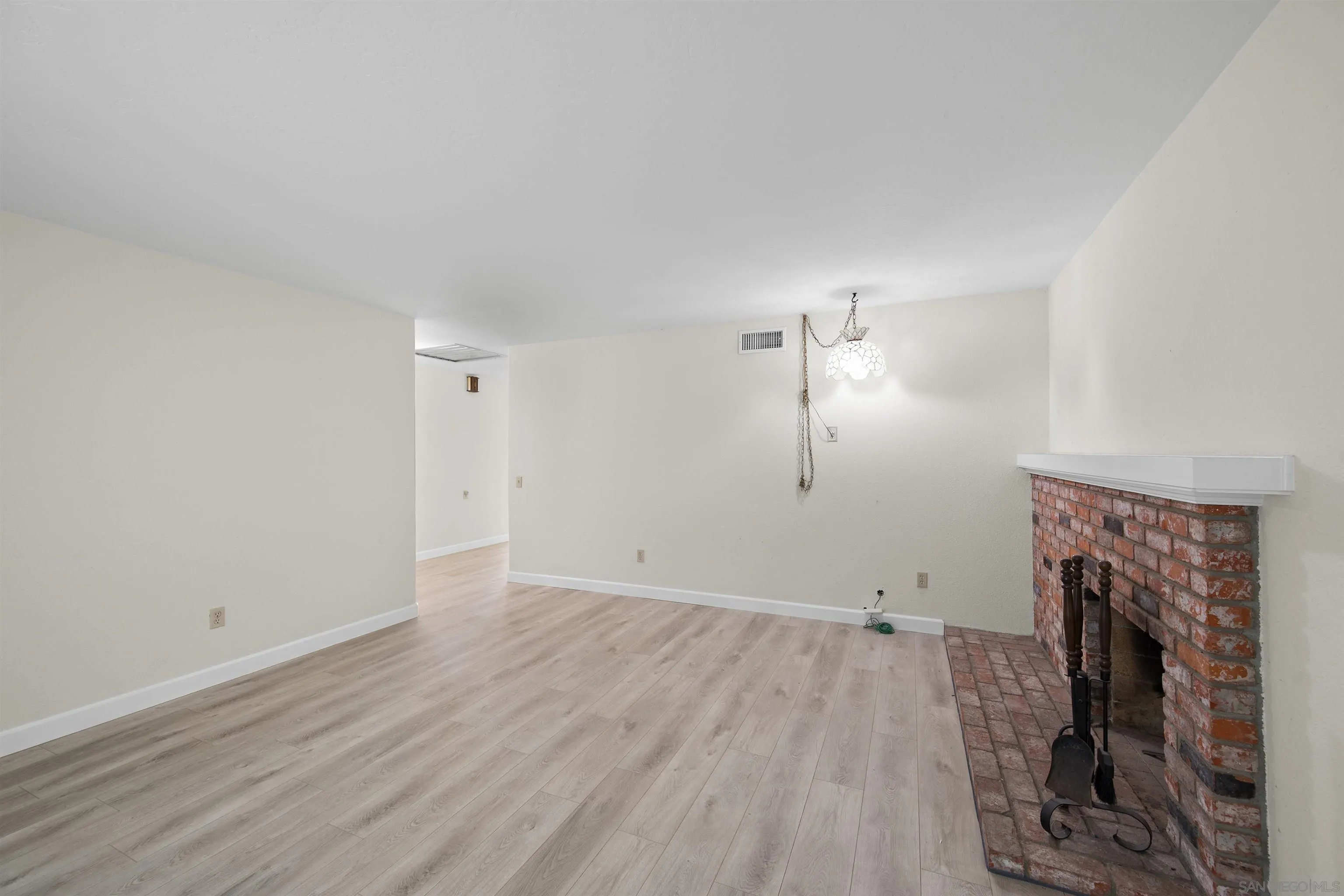 https://cdn.realtyfeed.com/cdn/127/250037037/4aa4fd6ca277e31b5b73e7304e1d85ae.webp