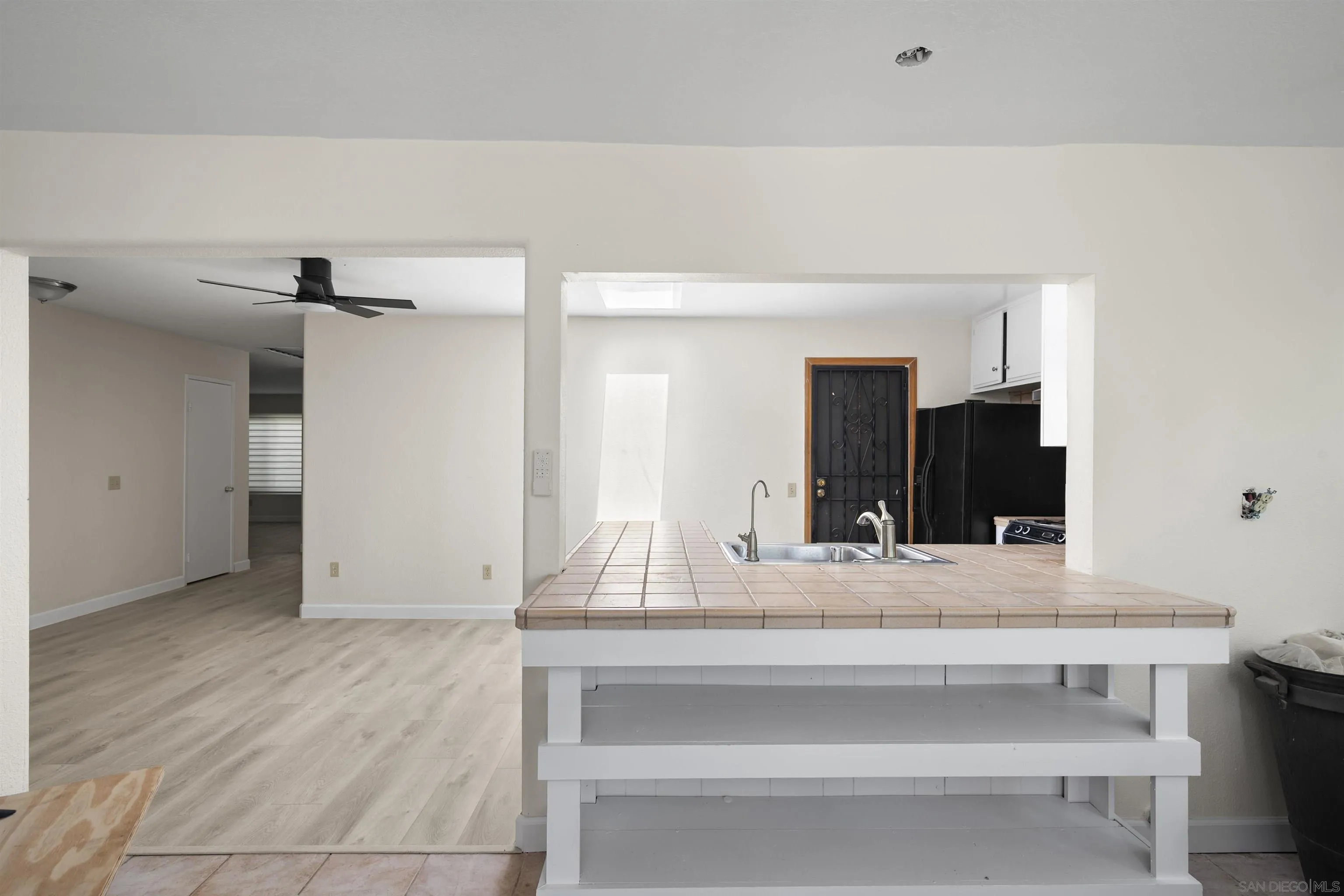 https://cdn.realtyfeed.com/cdn/127/250037037/84c38b5db3c49278af8391bfad63e765.webp
