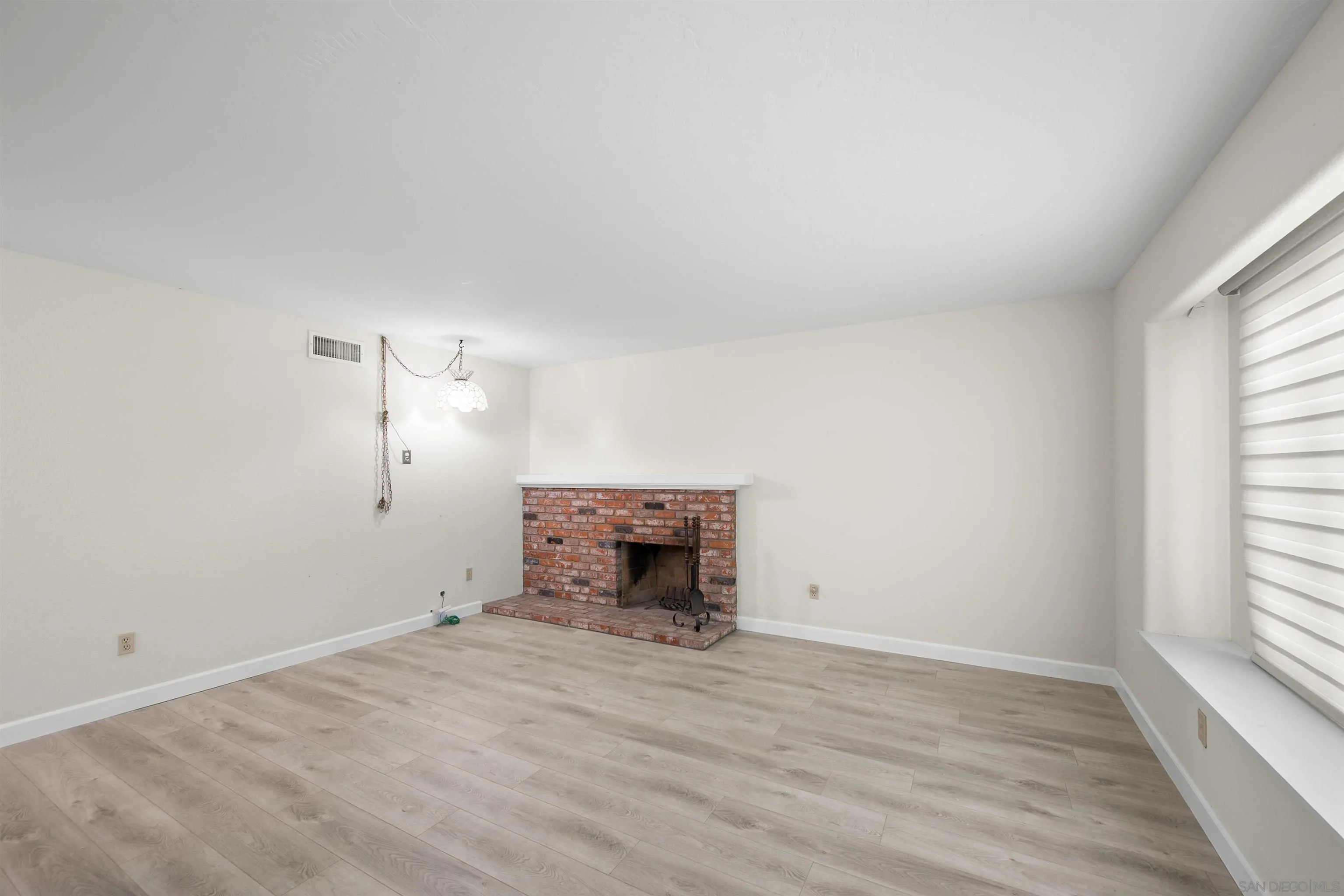 https://cdn.realtyfeed.com/cdn/127/250037037/c3c4f8768f125b99024c70039ff9ff9a.webp