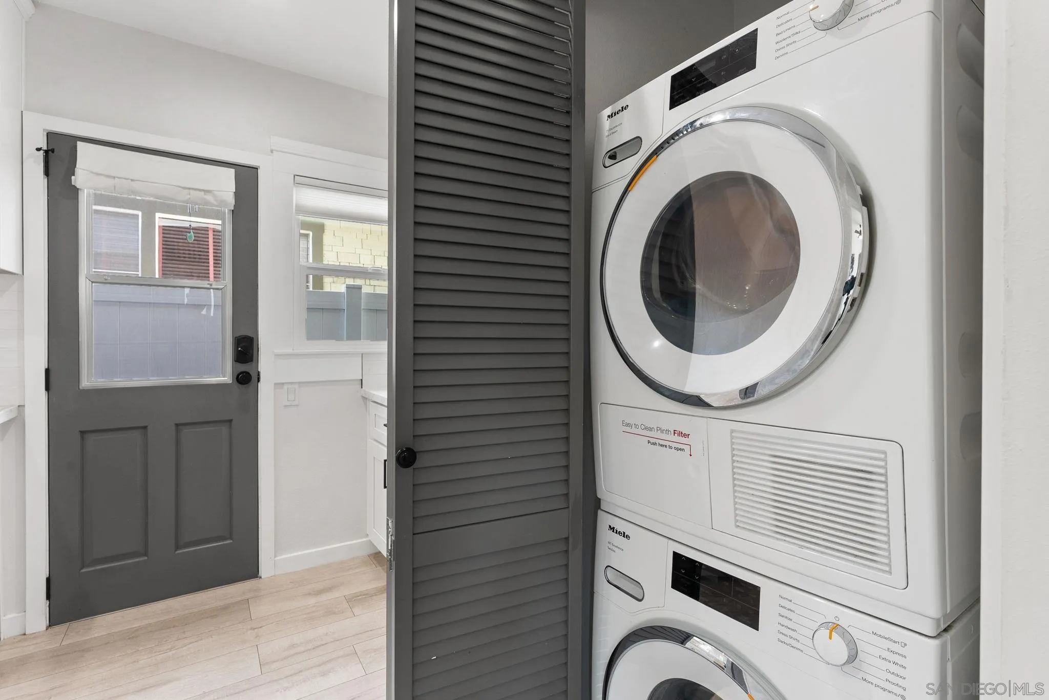 https://cdn.realtyfeed.com/cdn/127/250037043/98a1ea106e1116c46386c358a3d07294.webp