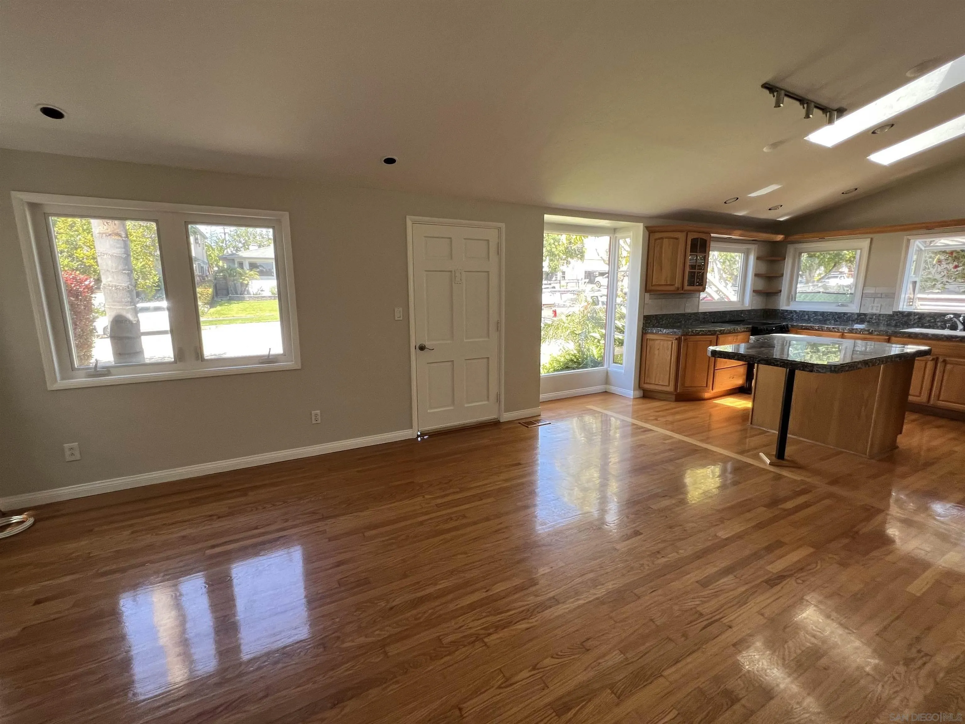 https://cdn.realtyfeed.com/cdn/127/250037044/0a23ae95361f6a9f50e131392eecbb0b.webp