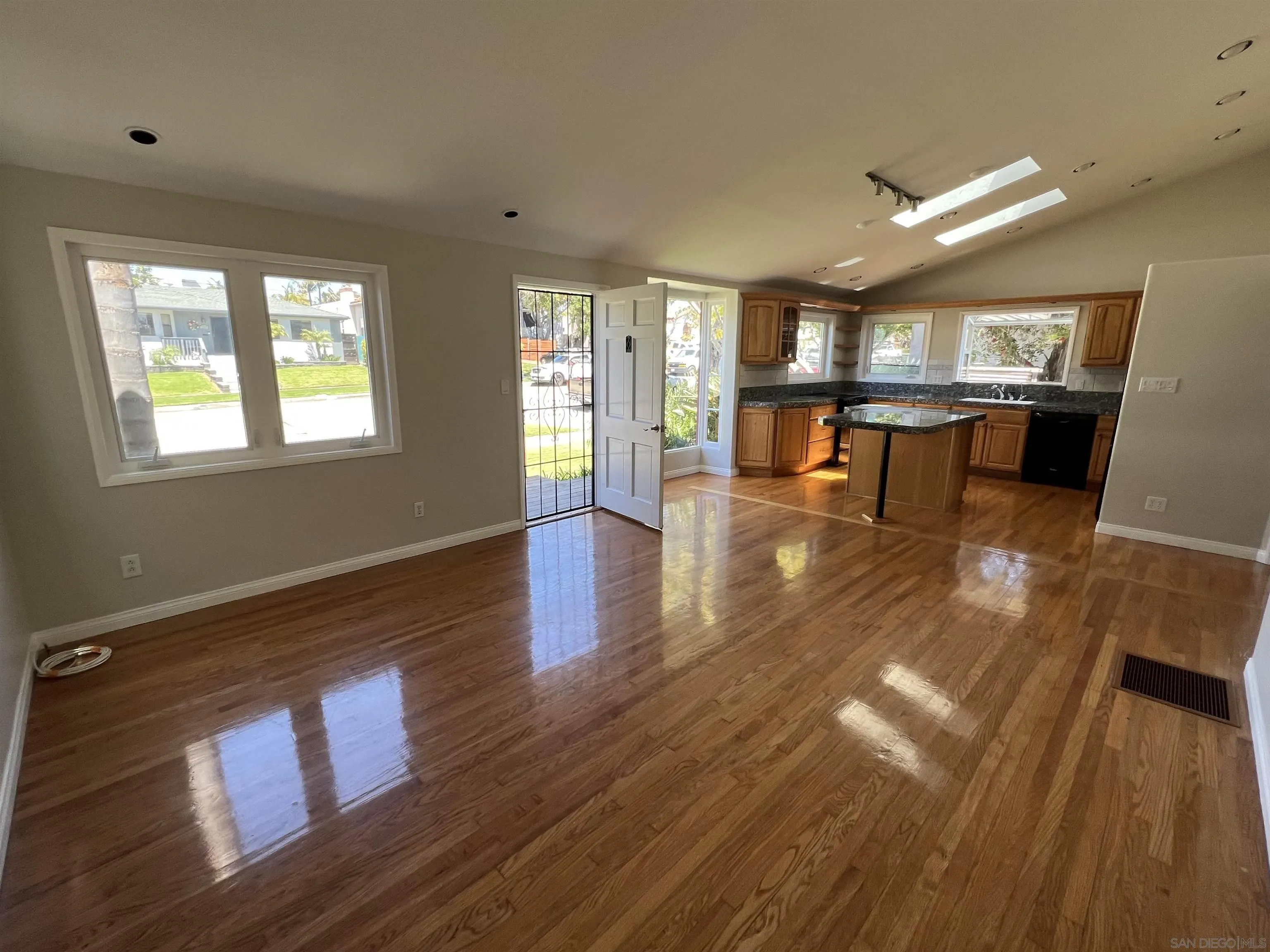 https://cdn.realtyfeed.com/cdn/127/250037044/9c6029988b4c3be844056dc1a4f66236.webp