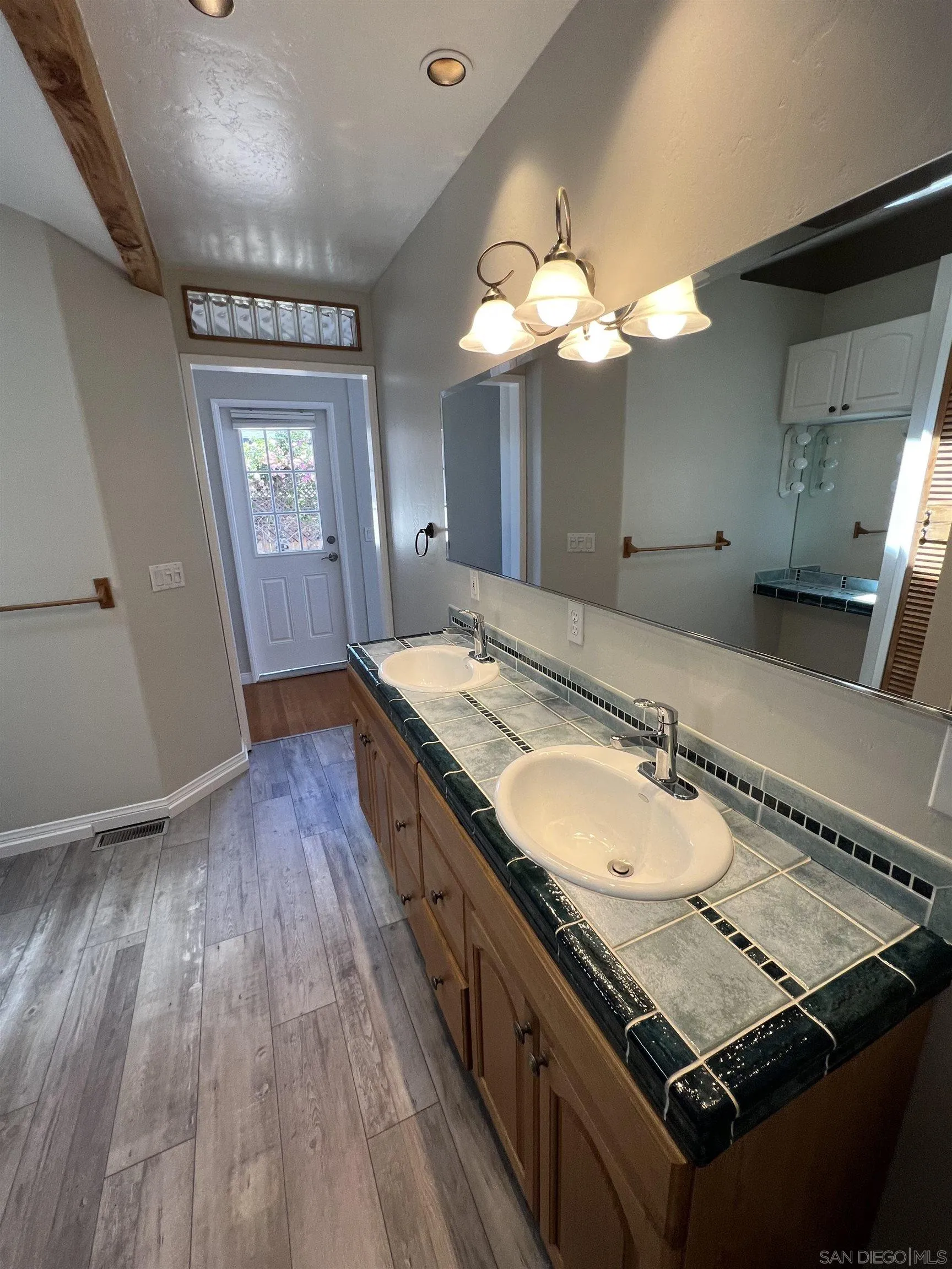 https://cdn.realtyfeed.com/cdn/127/250037044/a5cdf0f24a4a61d68b860488fb022a36.webp