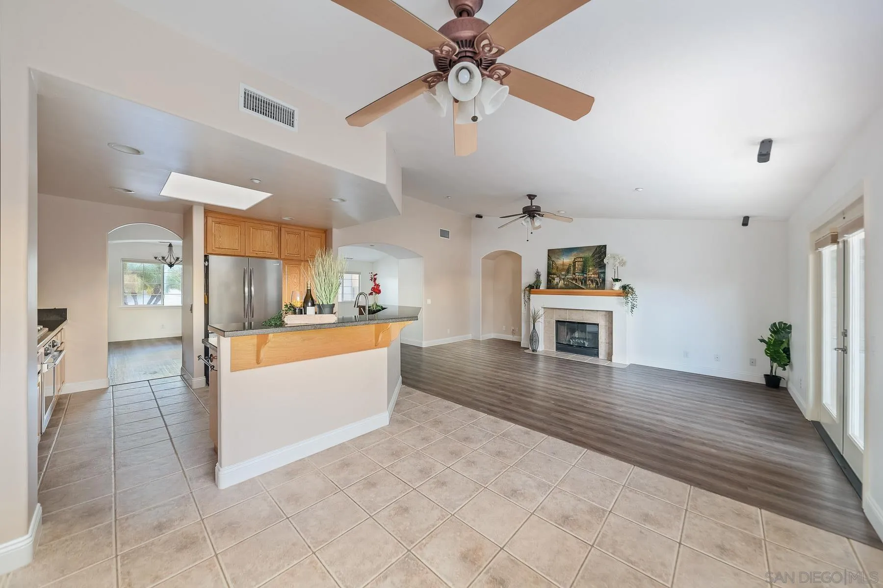 https://cdn.realtyfeed.com/cdn/127/250037046/6bdc11f58caf4ee2663ee77db37915fc.webp