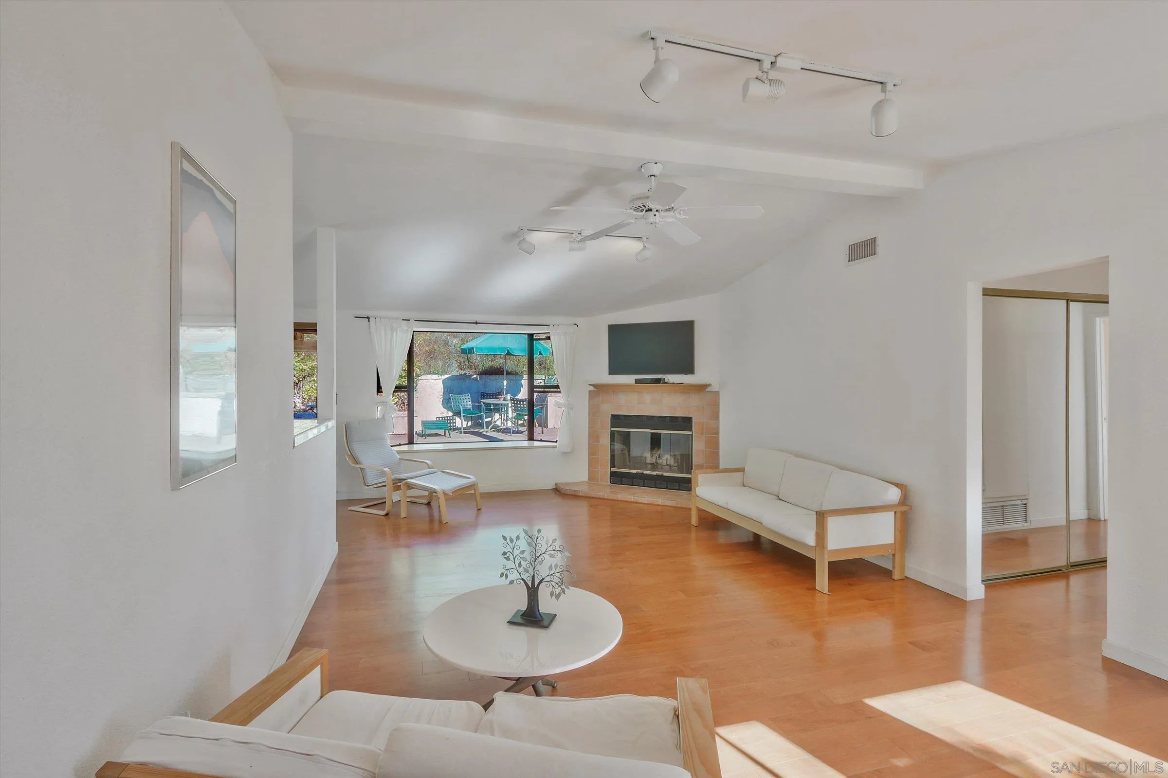 https://cdn.realtyfeed.com/cdn/127/250037047/235d7ba5f994e4b093b0efdb38552a8a.webp