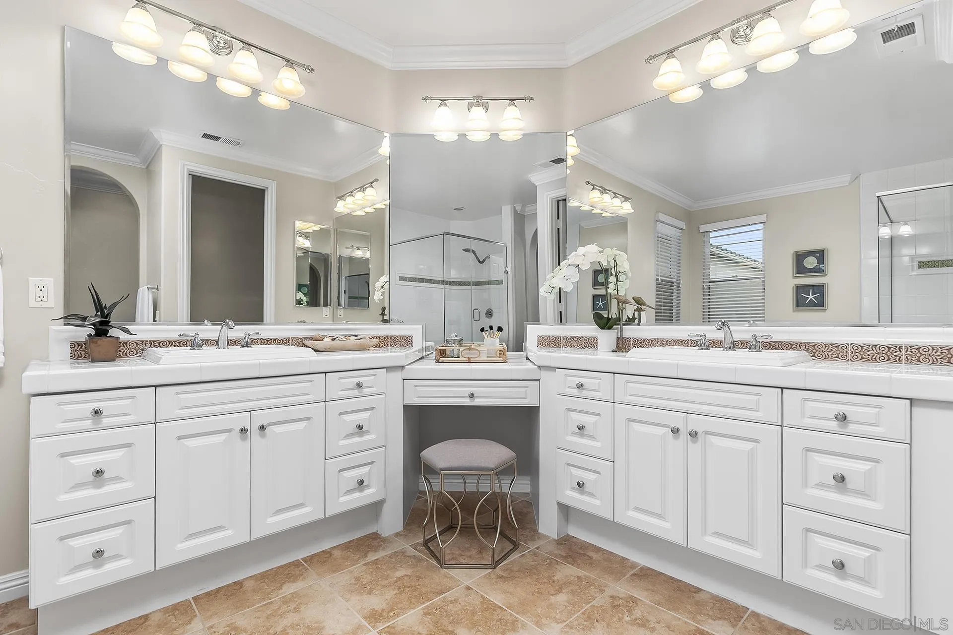 https://cdn.realtyfeed.com/cdn/127/250037051/c677376db8f478c693533351a4eb8ae6.webp
