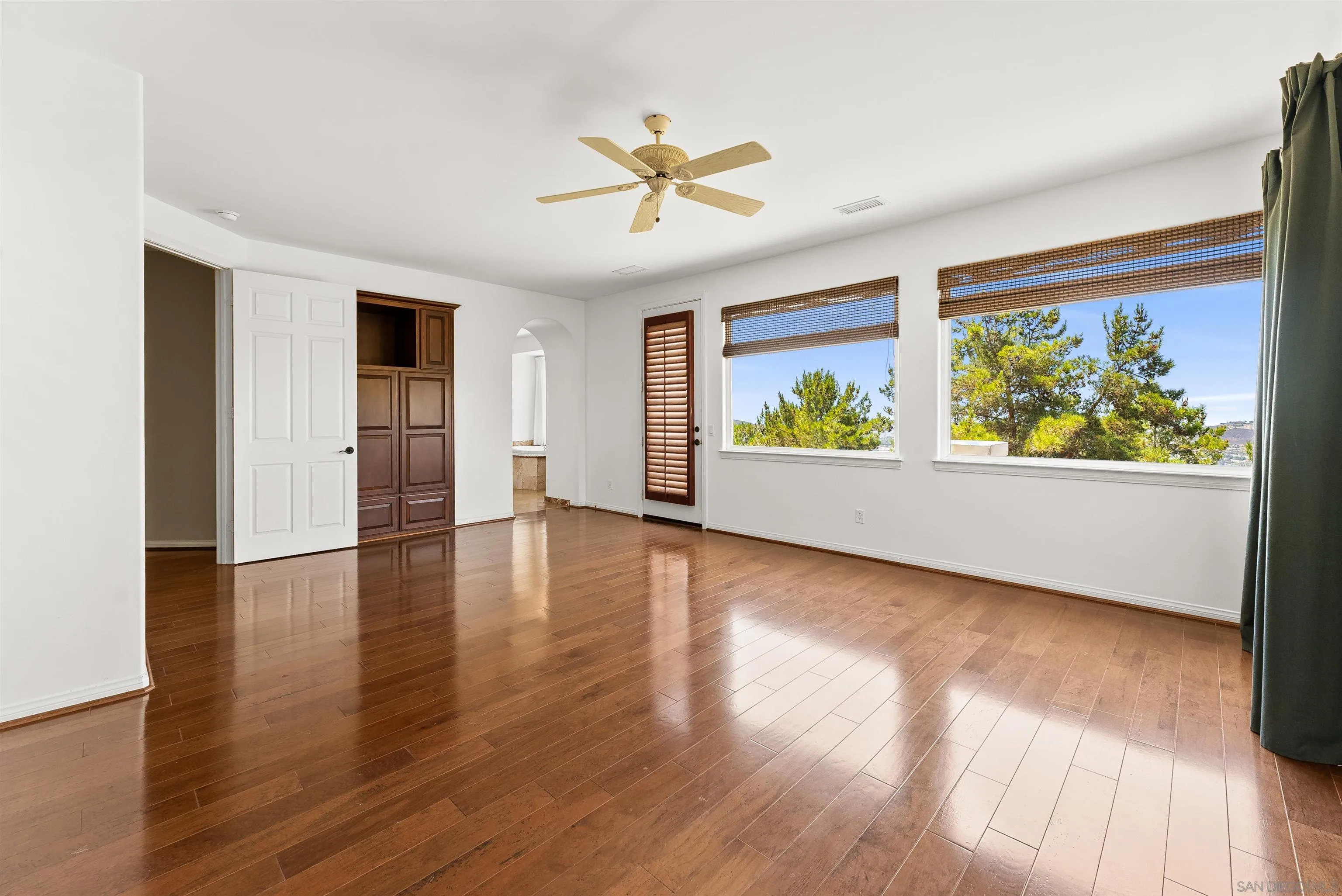 https://cdn.realtyfeed.com/cdn/127/250037053/3a0d8c2323750070650d0a966ae5d528.webp