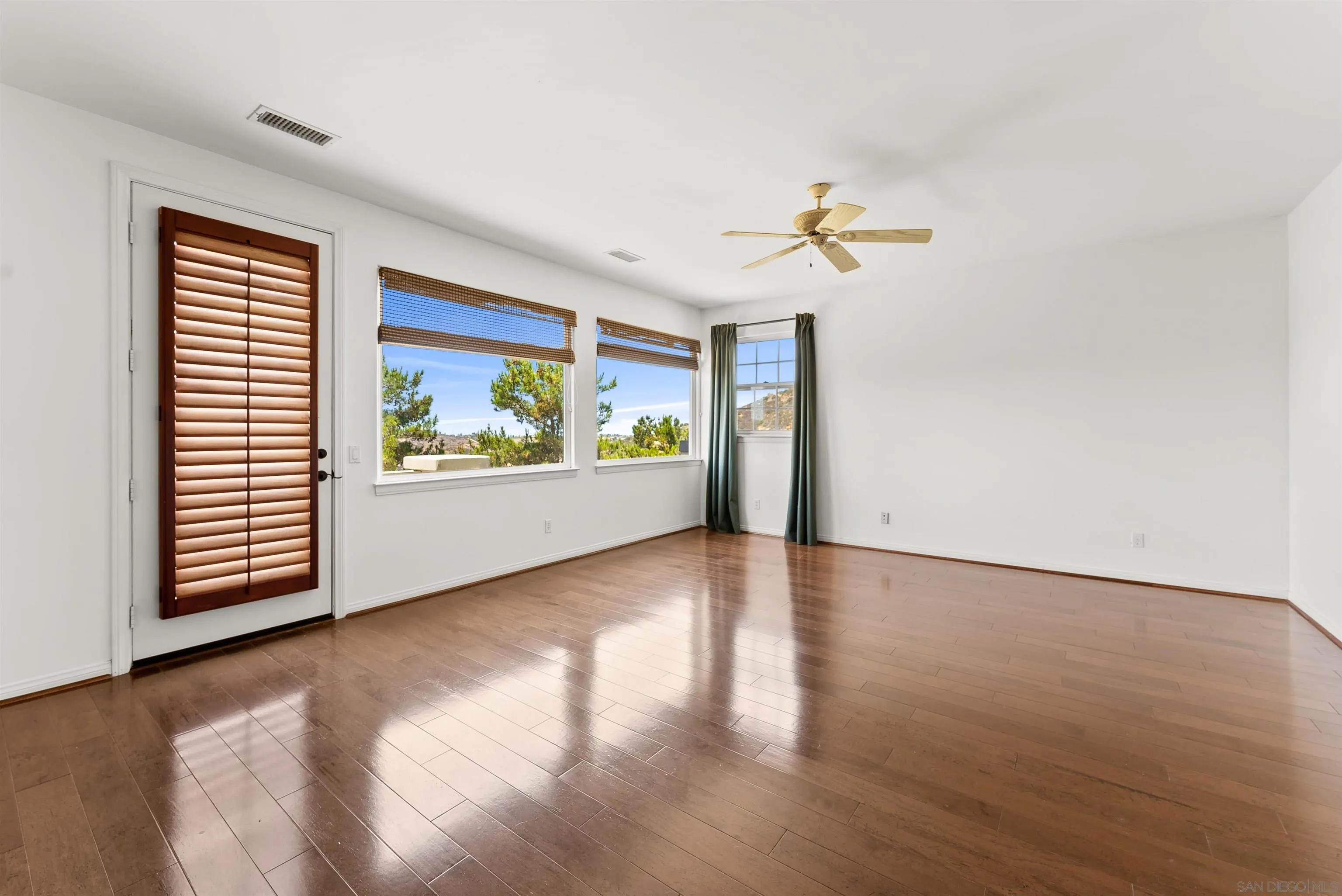 https://cdn.realtyfeed.com/cdn/127/250037053/826d133025209c667dcea0d2b1eb5ab5.webp