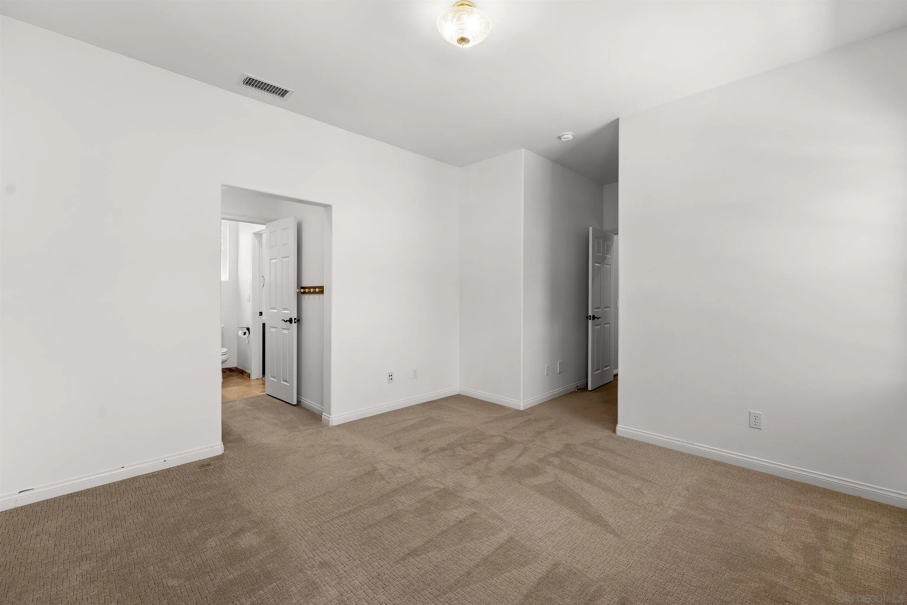 https://cdn.realtyfeed.com/cdn/127/250037053/84f9cc8a7fcffd5a8036bf2b50654939.webp
