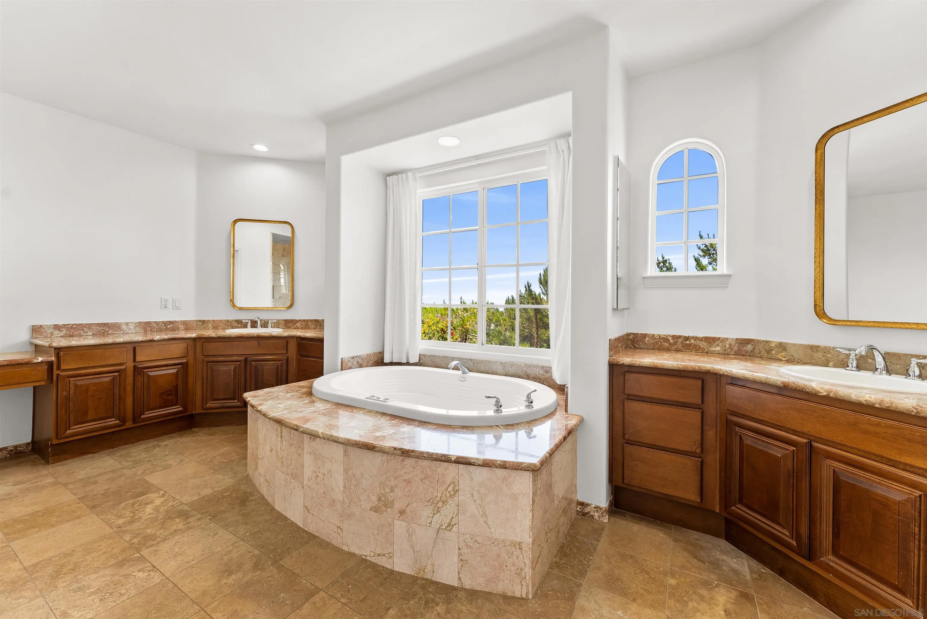https://cdn.realtyfeed.com/cdn/127/250037053/8b84ab7210959a07f8ffc265753c4a07.webp