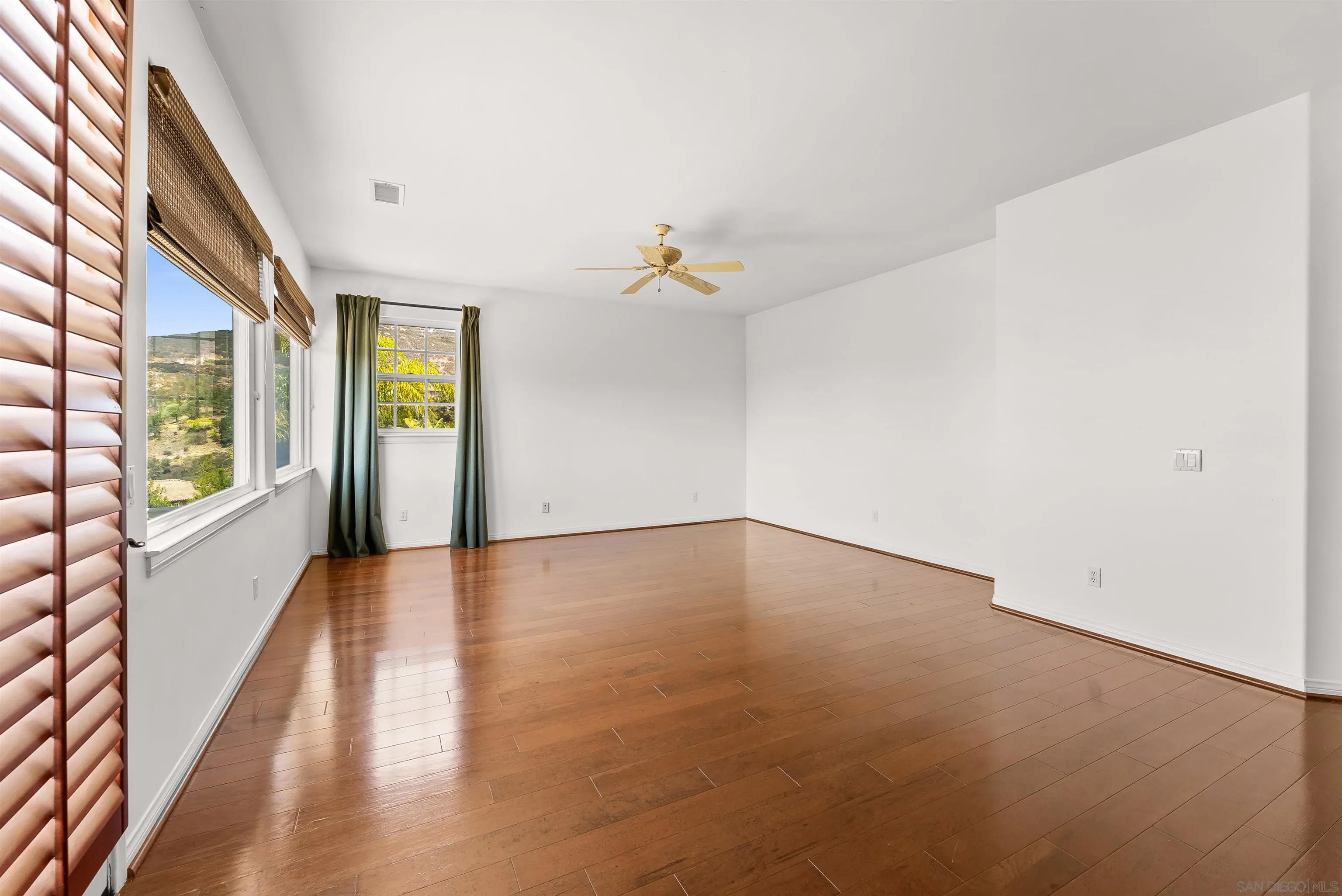 https://cdn.realtyfeed.com/cdn/127/250037053/ae6d8326d8dbd105f1b134170f68b153.webp