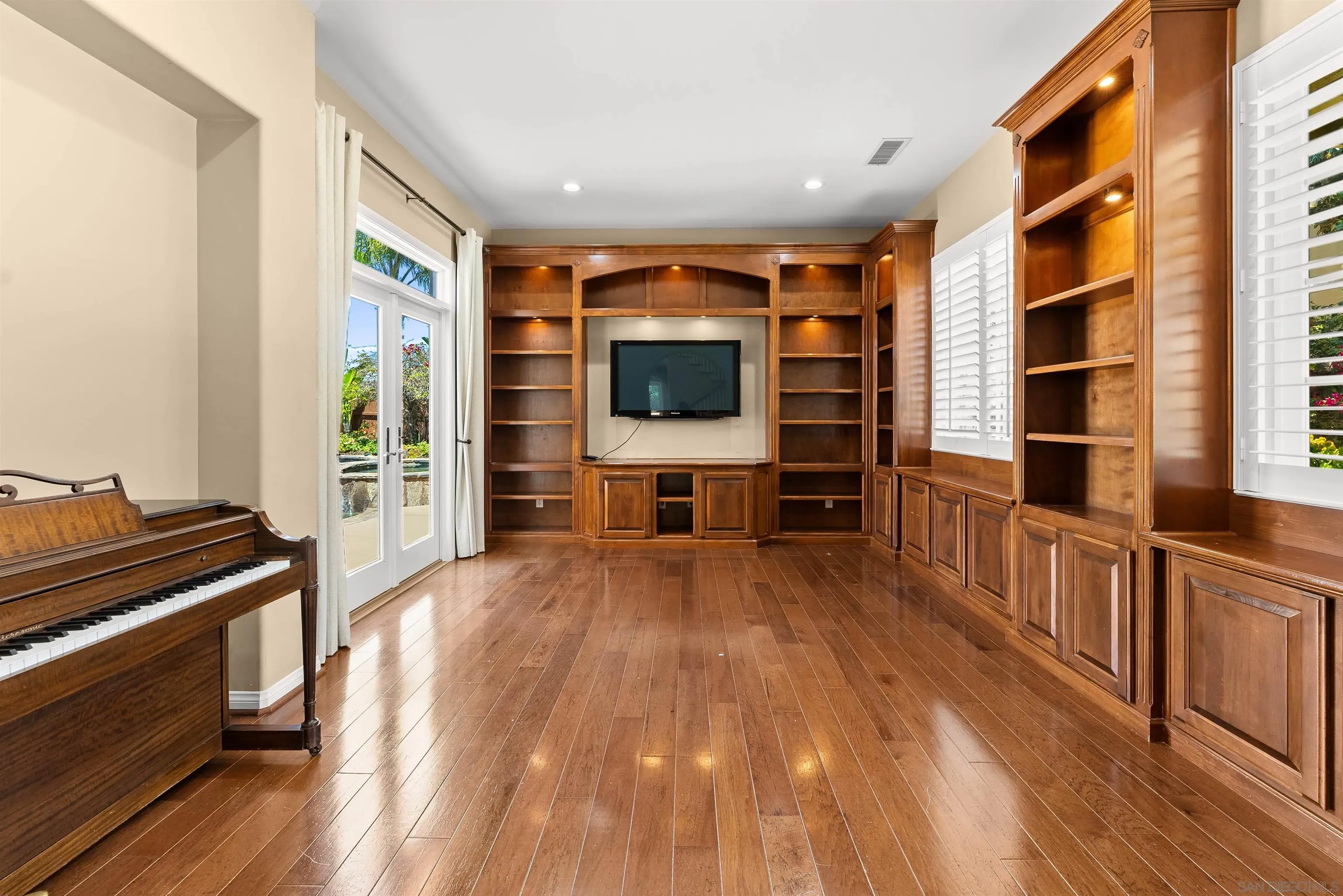 https://cdn.realtyfeed.com/cdn/127/250037053/fc60327fe570d3f9138286bedbdab8ea.webp
