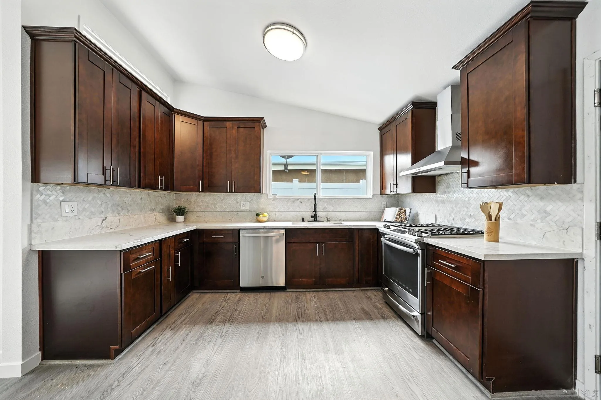 https://cdn.realtyfeed.com/cdn/127/250037054/560536c6aab3694e7f034d6f6cbdf5f5.webp