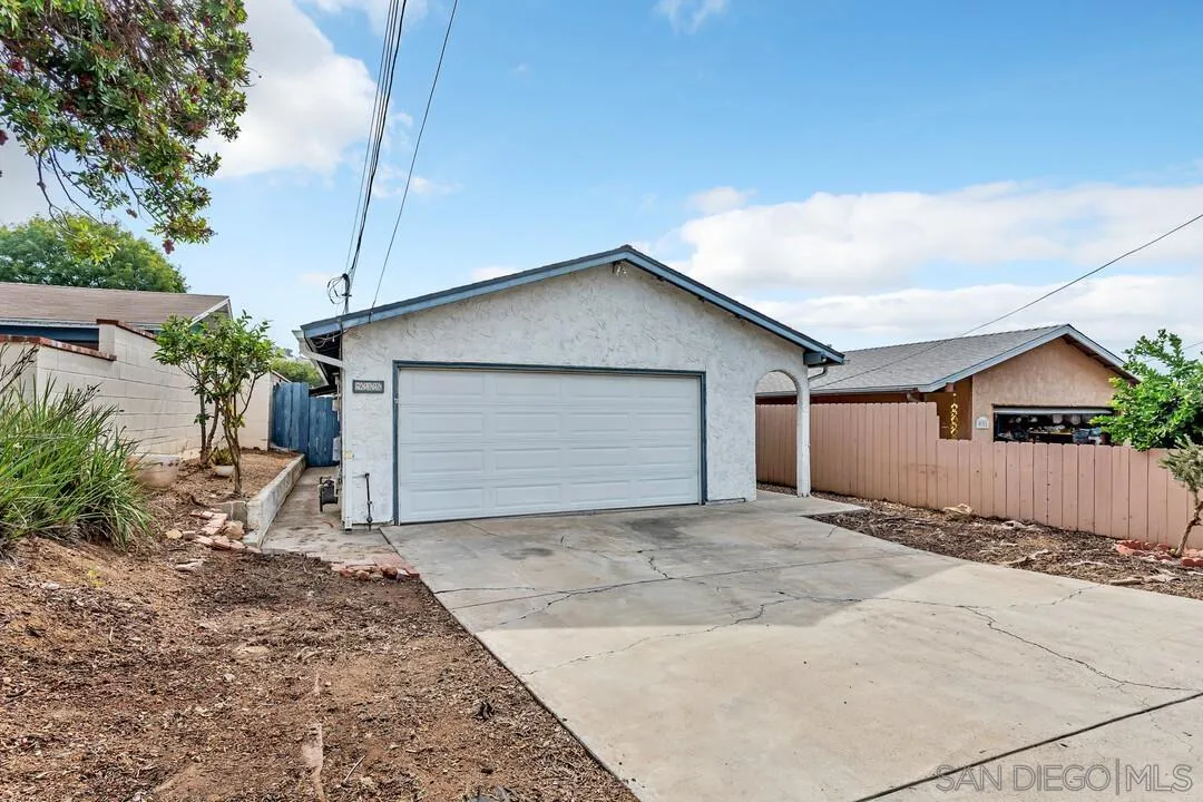 https://cdn.realtyfeed.com/cdn/127/250037056/cf6903e84a658232dffc7712ed1ac49d.webp