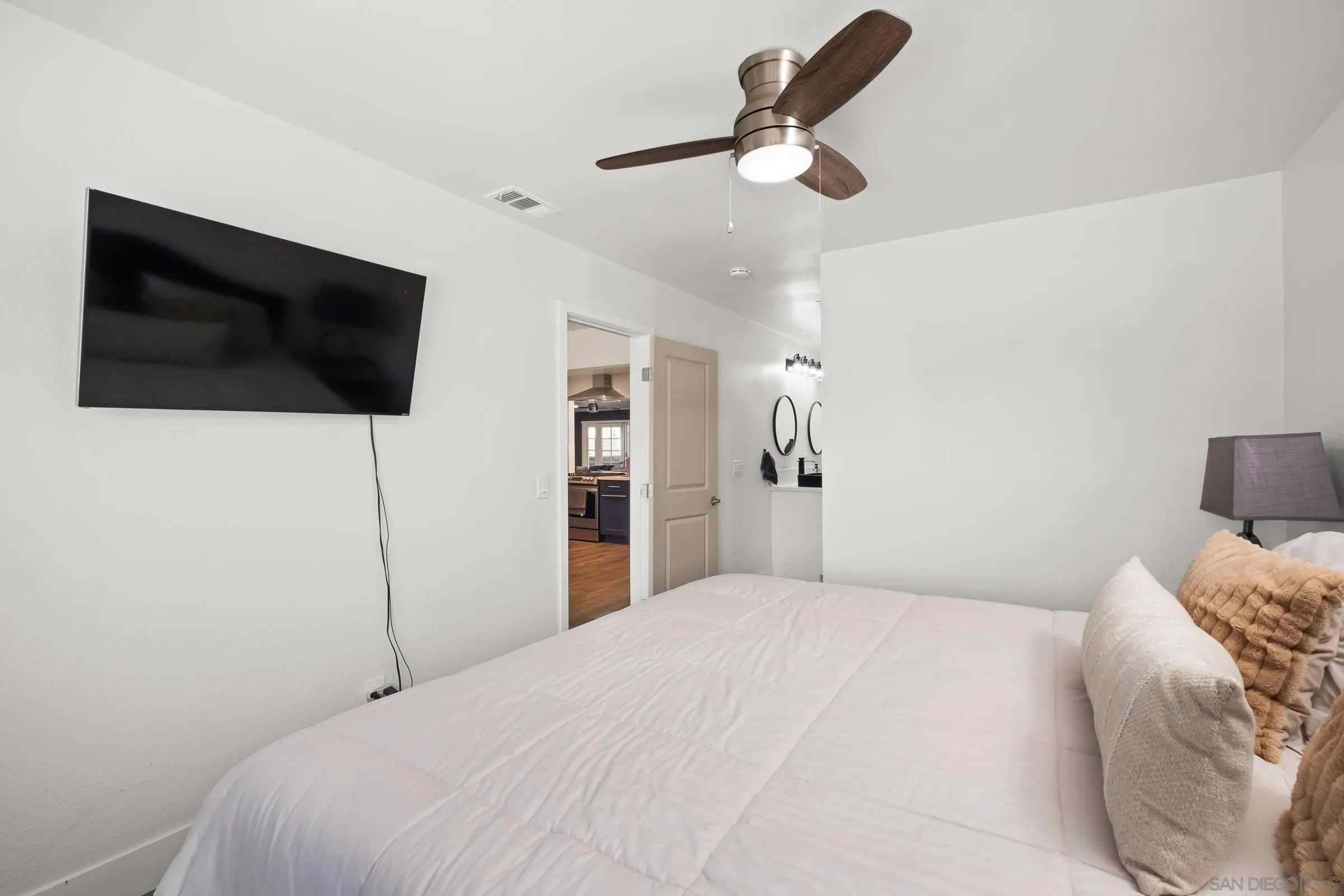 https://cdn.realtyfeed.com/cdn/127/250037062/37cfca49952c8d048f3e6c92e84b886d.webp