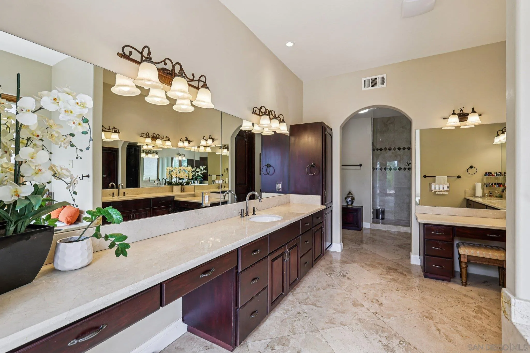 https://cdn.realtyfeed.com/cdn/127/250037070/28e4b9001589daa664051d14ee1effd3.webp