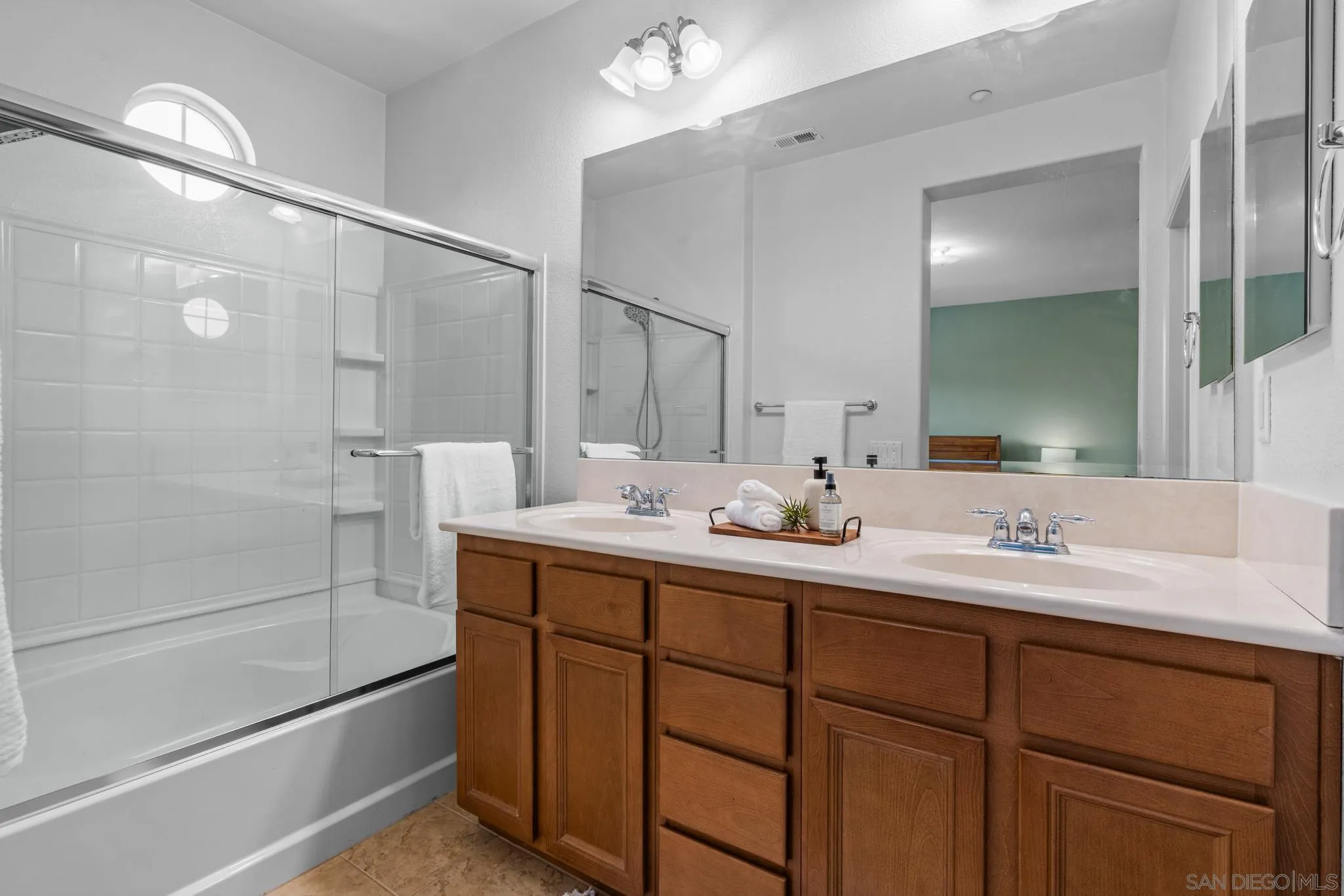 https://cdn.realtyfeed.com/cdn/127/250037080/50ef20114ada3a64c1868f62d0c85f03.webp