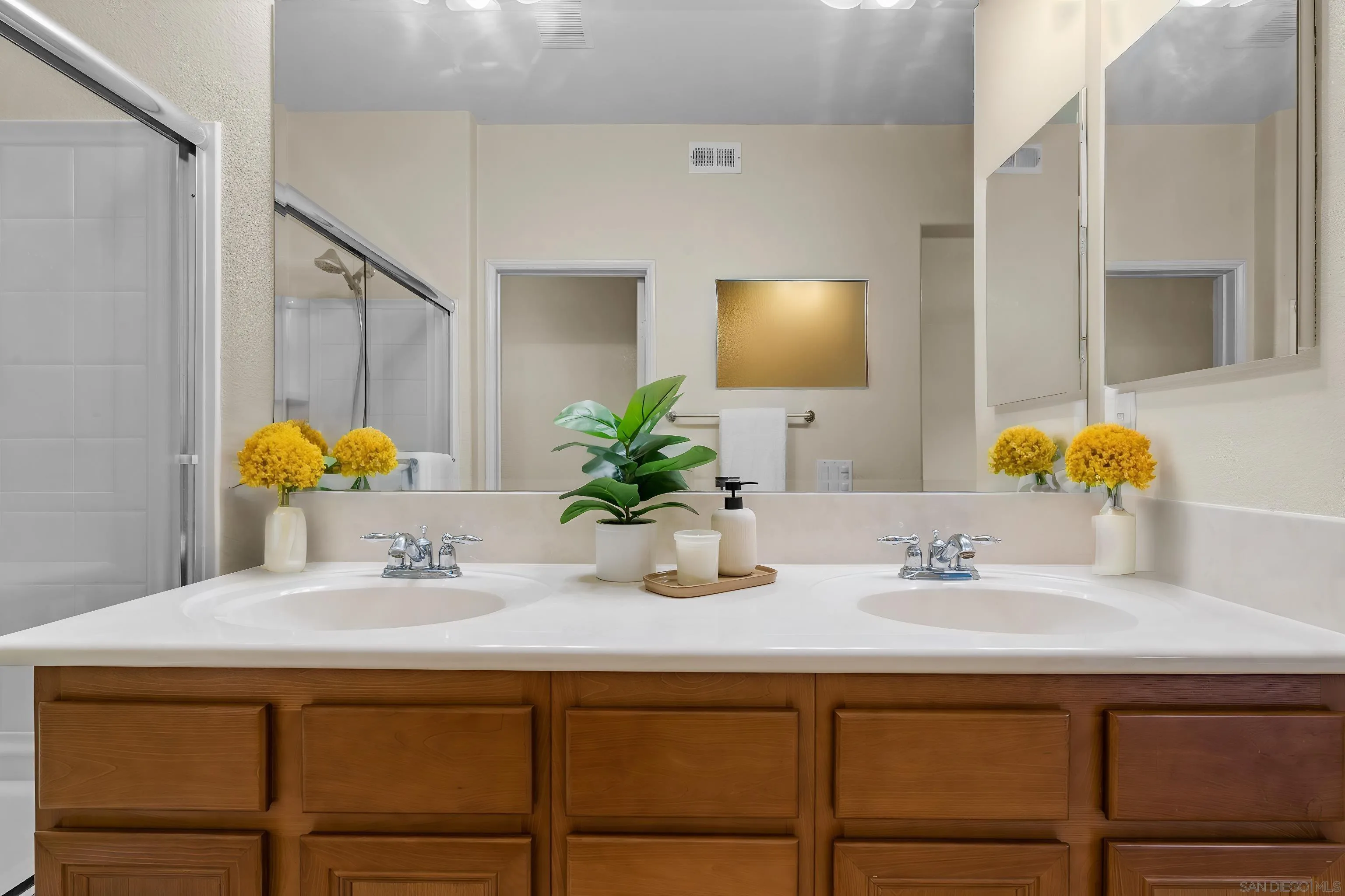 https://cdn.realtyfeed.com/cdn/127/250037080/7a45cb4d9e4d0a00323a5b11c921e555.webp