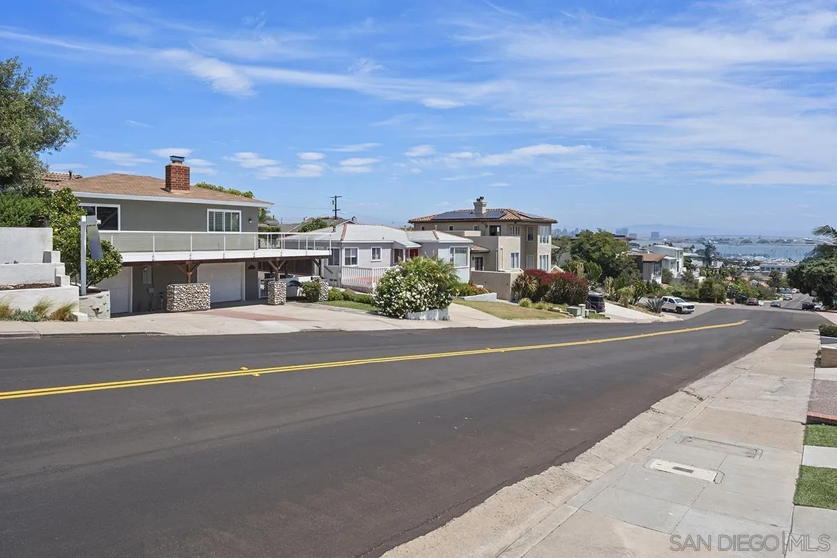 https://cdn.realtyfeed.com/cdn/127/250037083/5a1eb90e00077cfdbe4d1d533162a081.webp