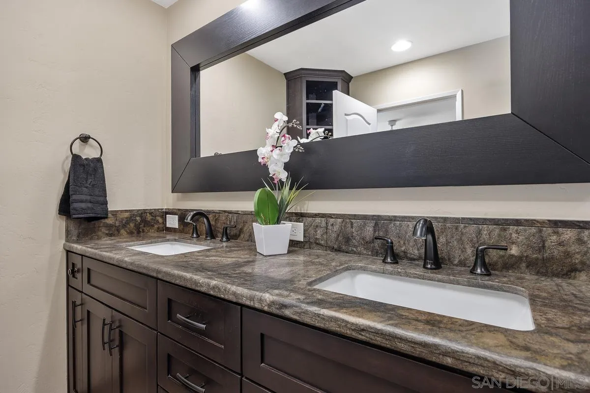 https://cdn.realtyfeed.com/cdn/127/250037085/f4548f8f00aff7a95cbf9e101898a940.webp