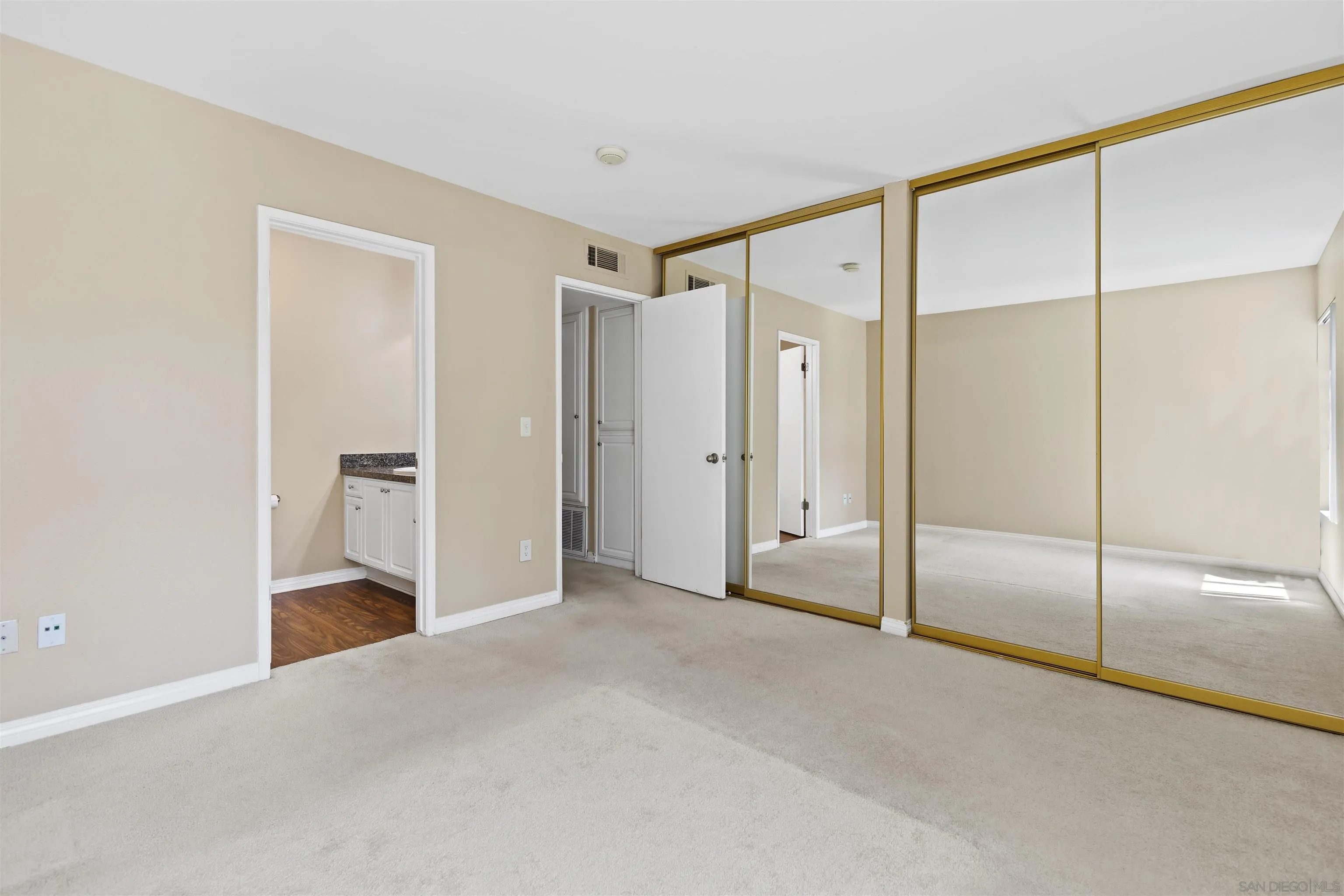 https://cdn.realtyfeed.com/cdn/127/250037090/fe941b8cfa0fd295c77757dbb869b9b7.webp