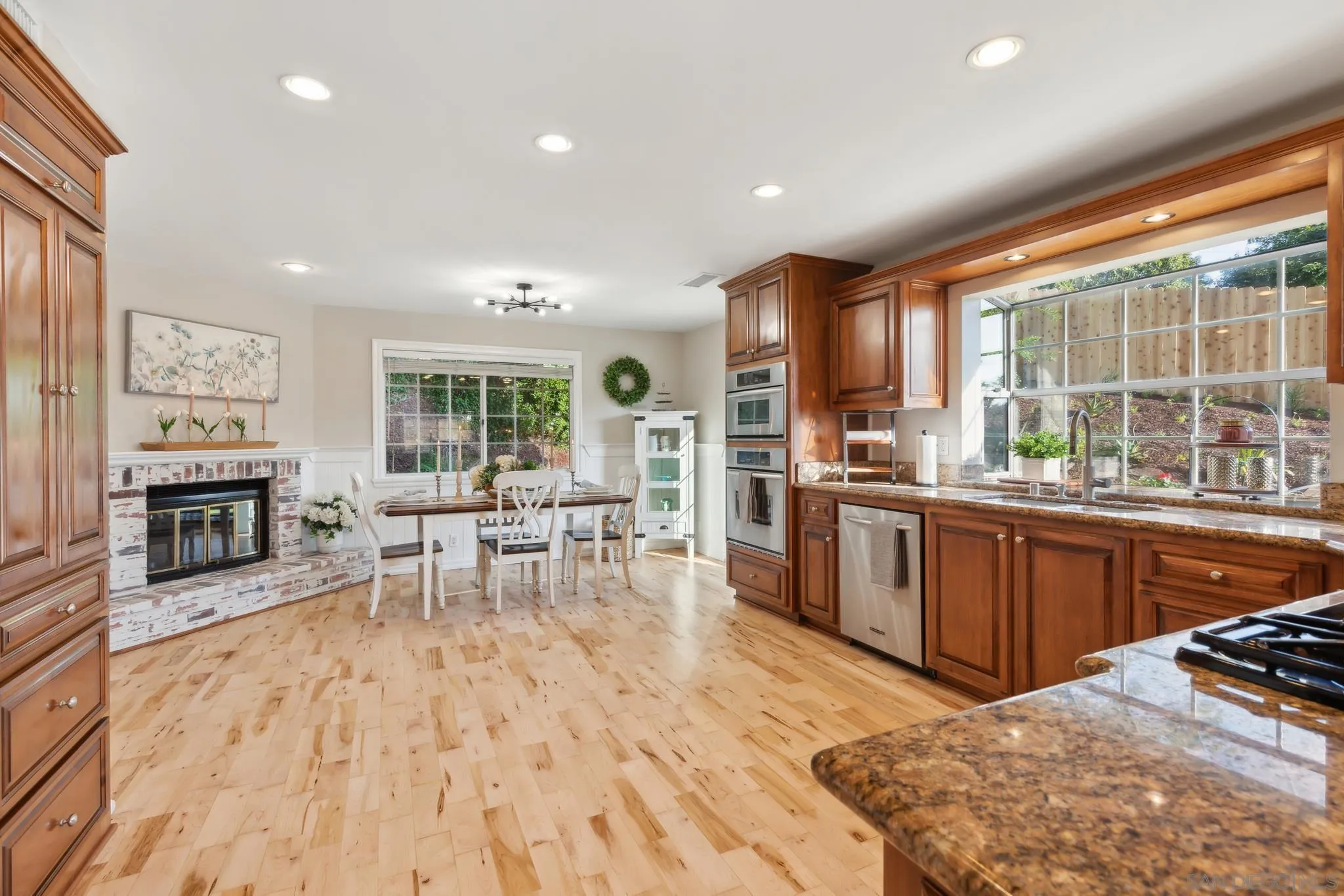 https://cdn.realtyfeed.com/cdn/127/250037093/51f2ee179291e12bdd911bc855206e5d.webp